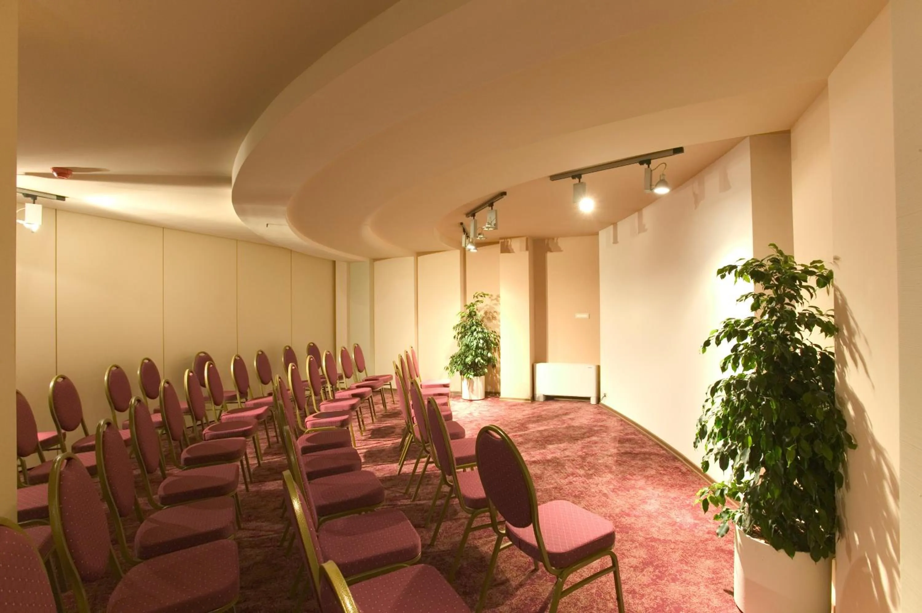 Business facilities in Garden of Eden Complex