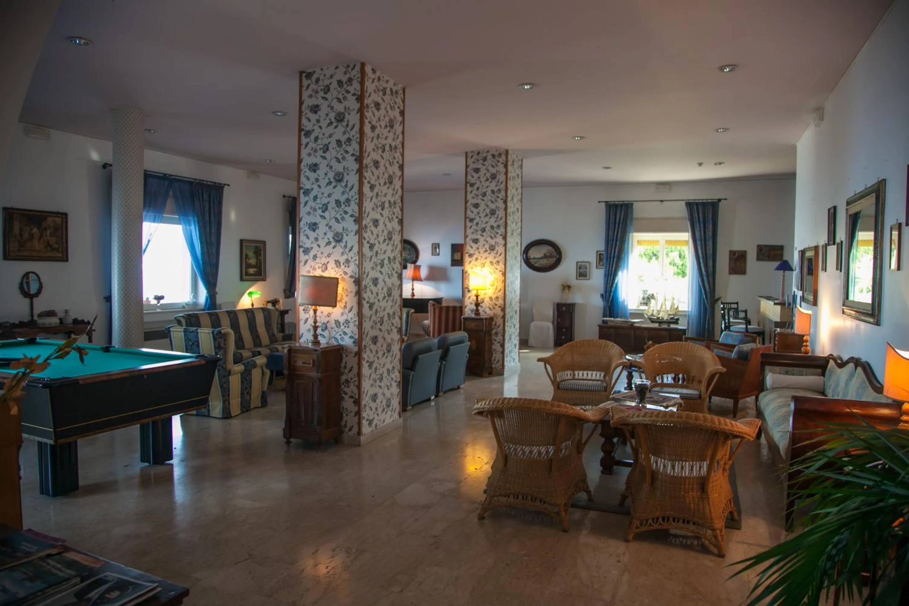 Communal lounge/ TV room in Park Hotel Silemi