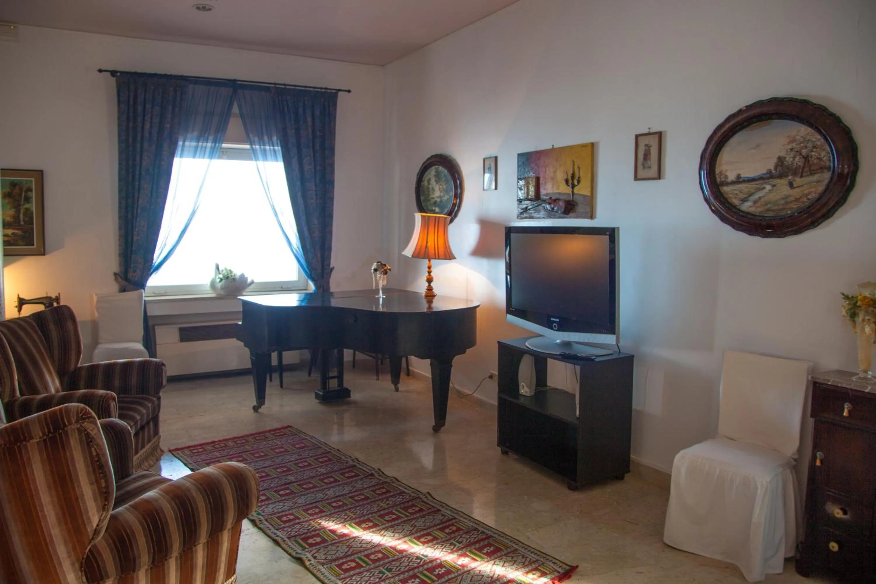 Communal lounge/ TV room in Park Hotel Silemi