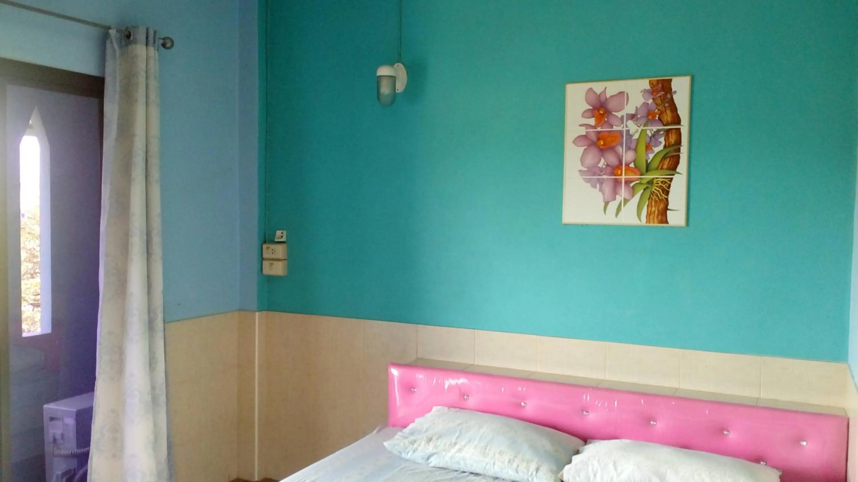 Photo of the whole room, Bed in RuengsriSiri Guesthouse