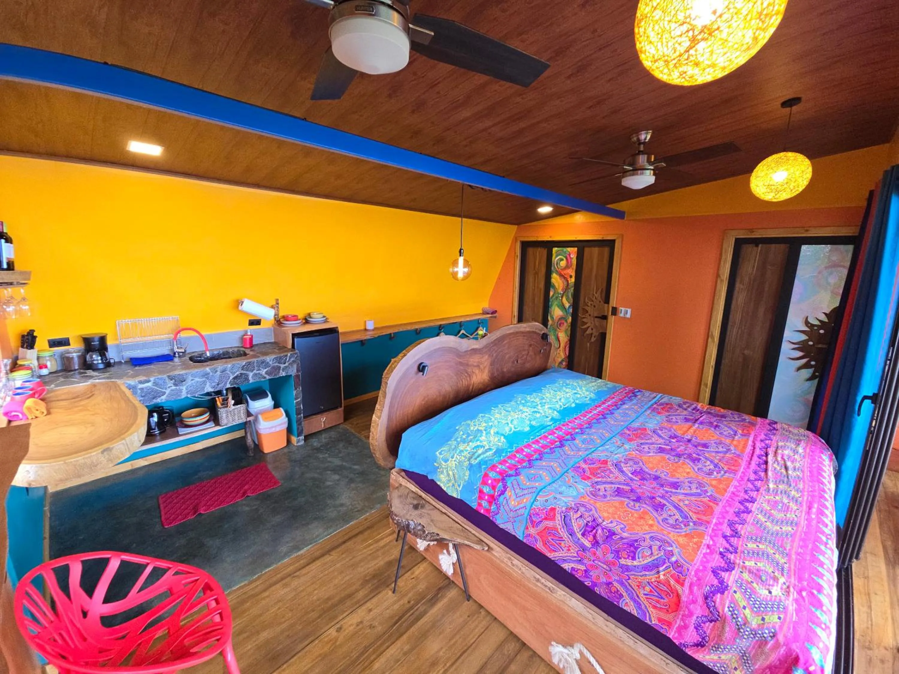 Kitchen or kitchenette, Bed in El Sol Monteverde