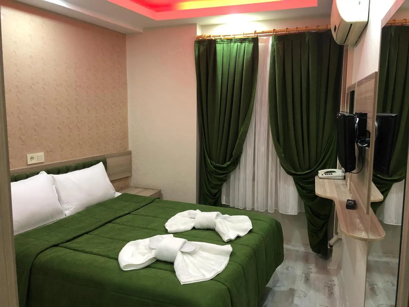 Photo of the whole room, Bed in Kaya Madrid Hotel