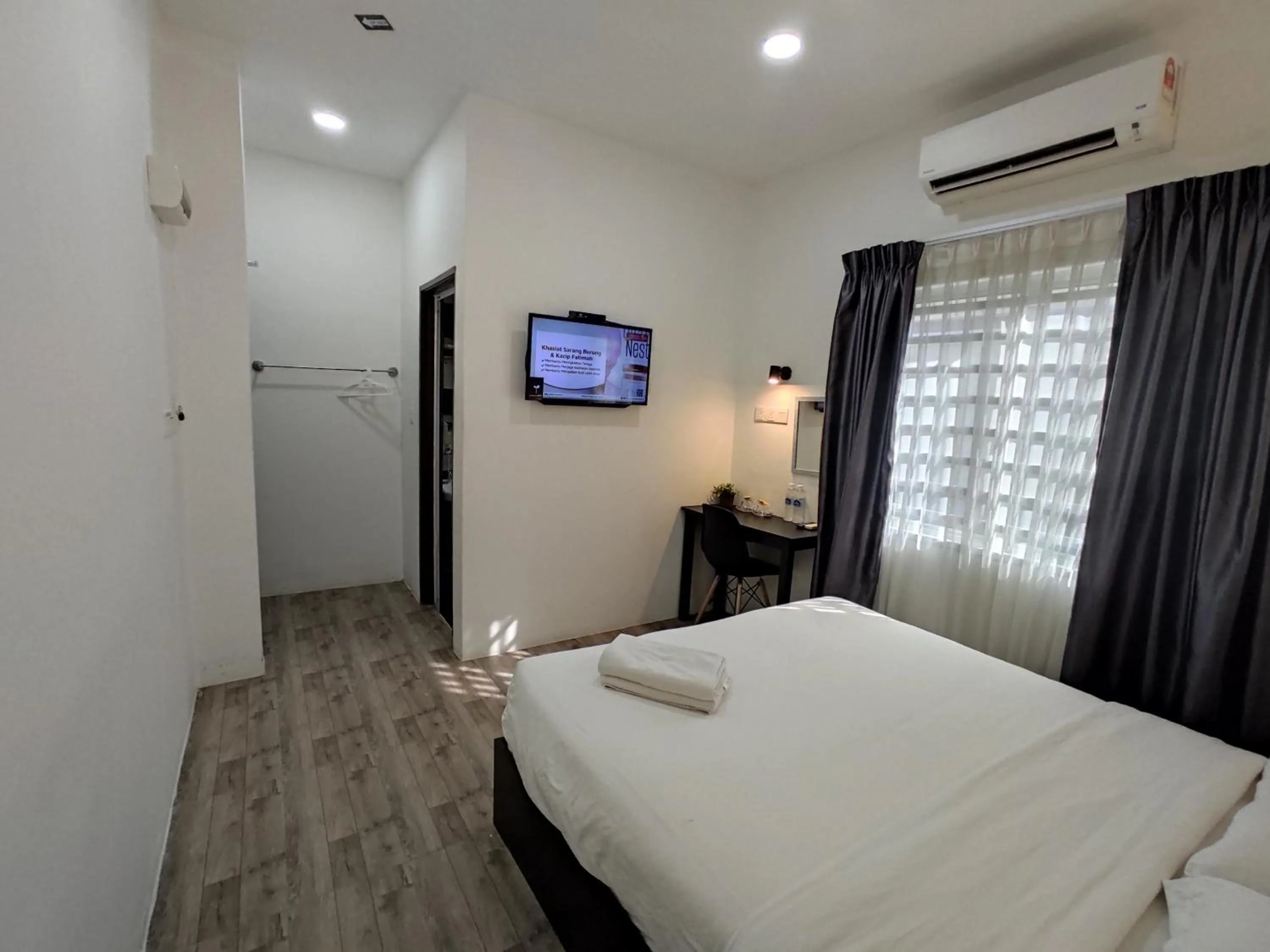 Photo of the whole room, Bed in Tambun Warm Hotel