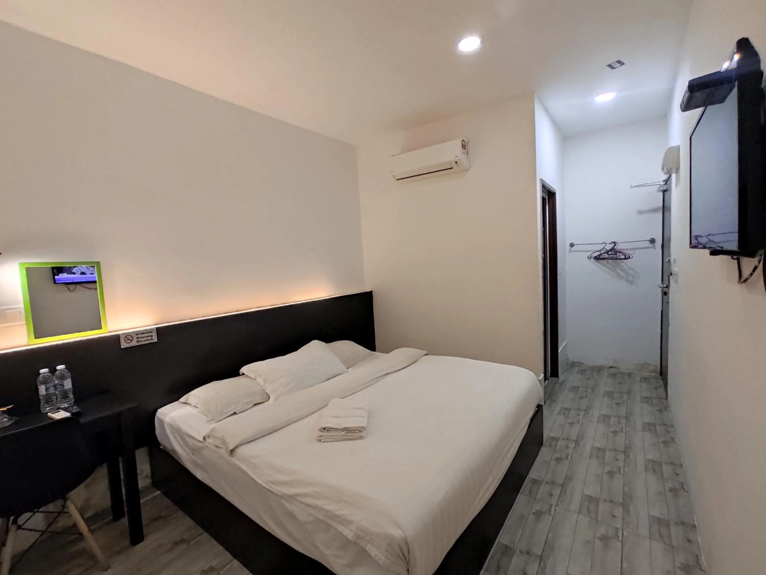 Photo of the whole room, Bed in Tambun Warm Hotel