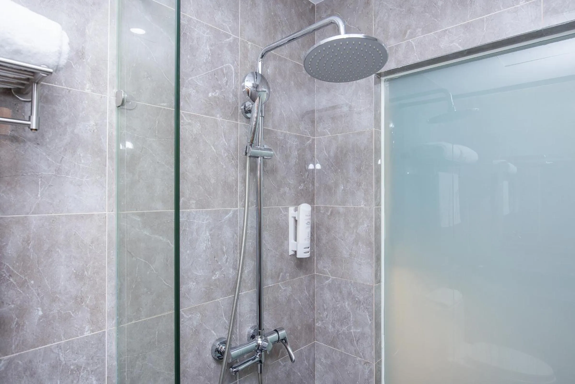 Shower in Future Shangju Hotel