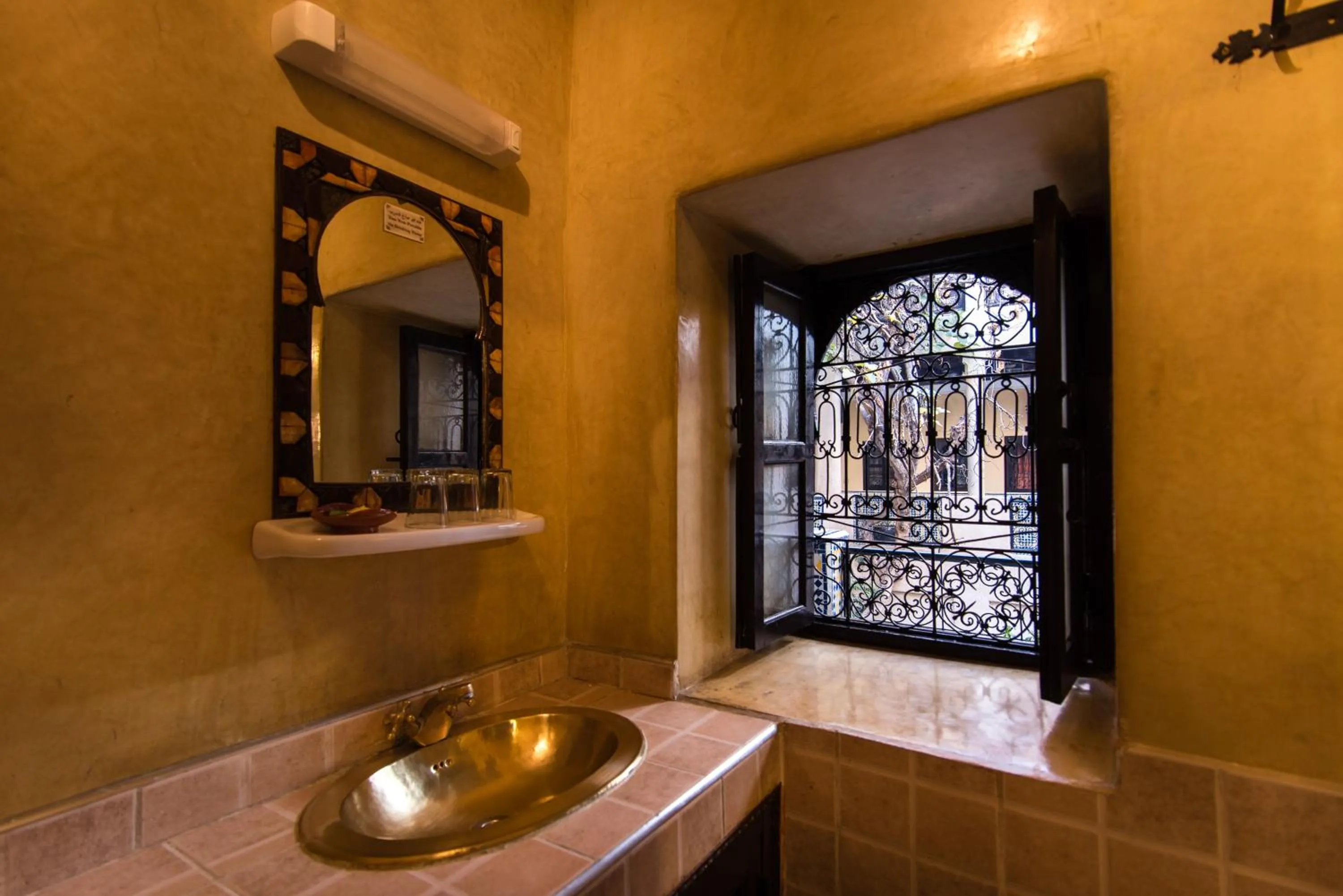 Shower in Riad Omar