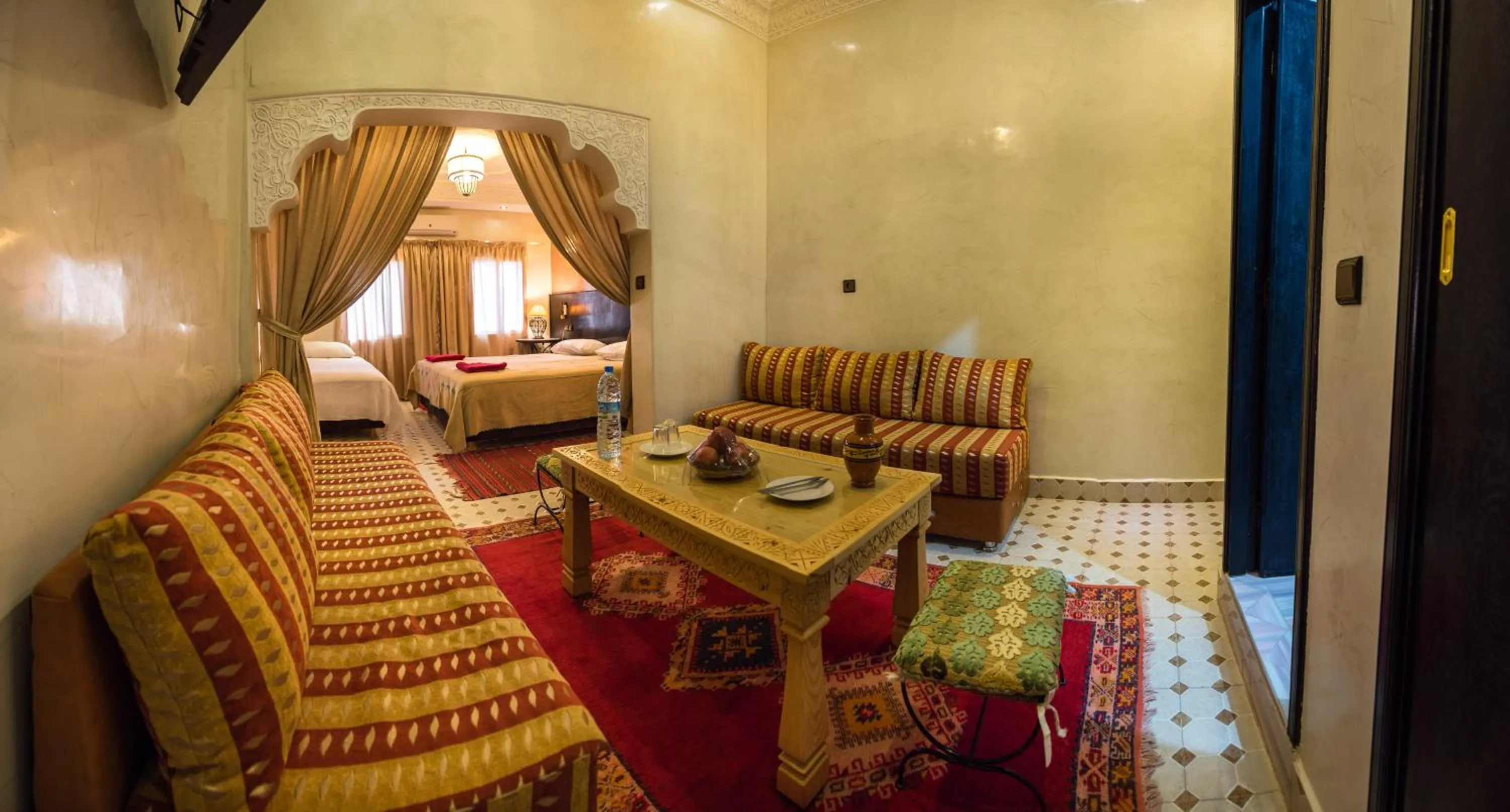Living room, Bed in Riad Omar
