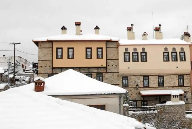 Facade/entrance in To Patriko