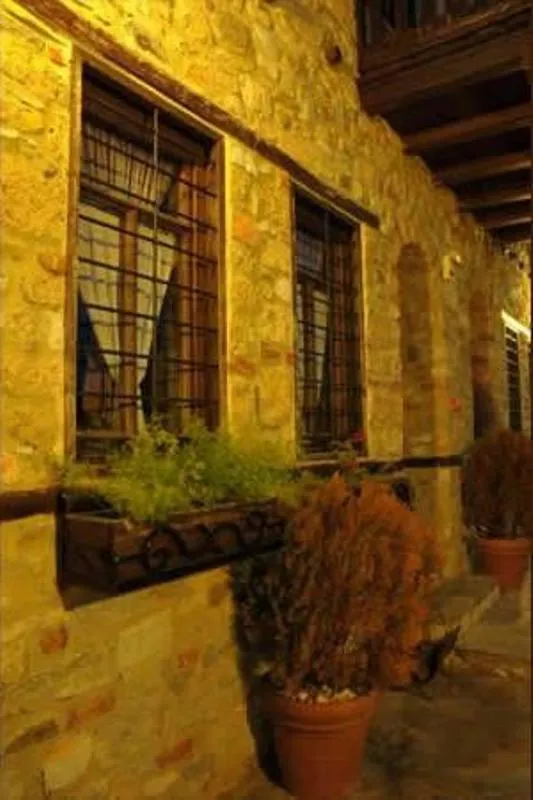 Facade/entrance in To Patriko