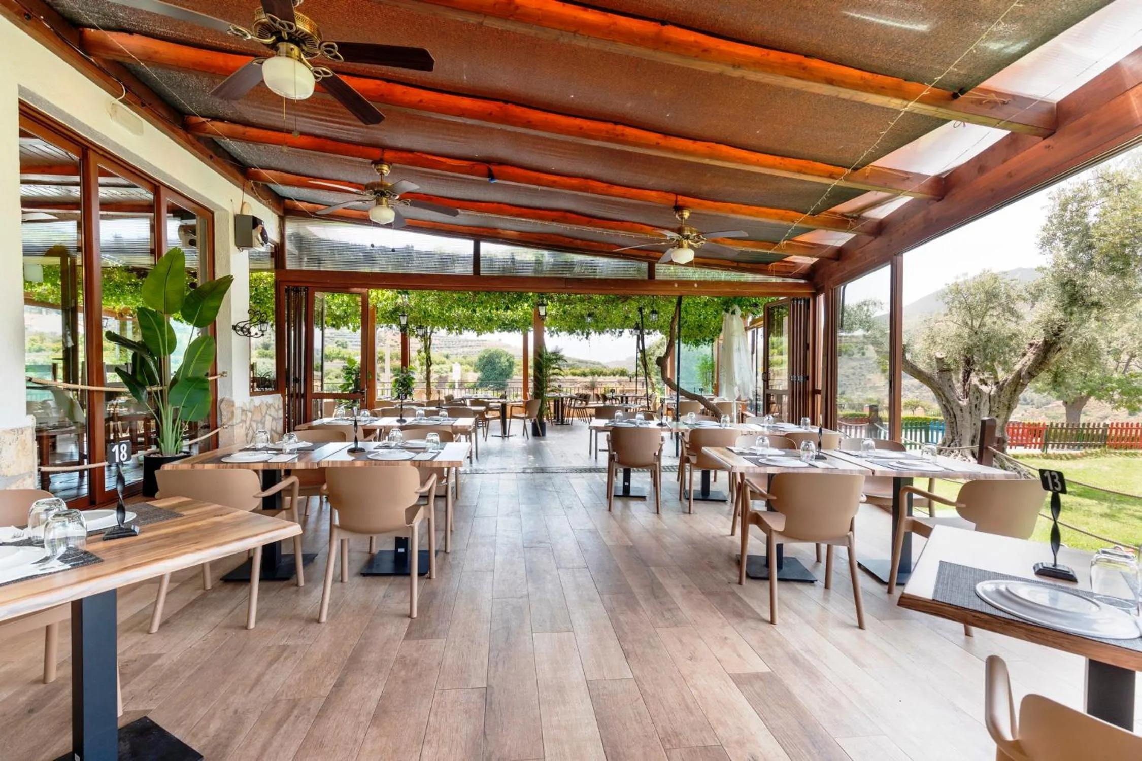 Restaurant/places to eat in Hostal y Apartamento Rural Los Naranjos