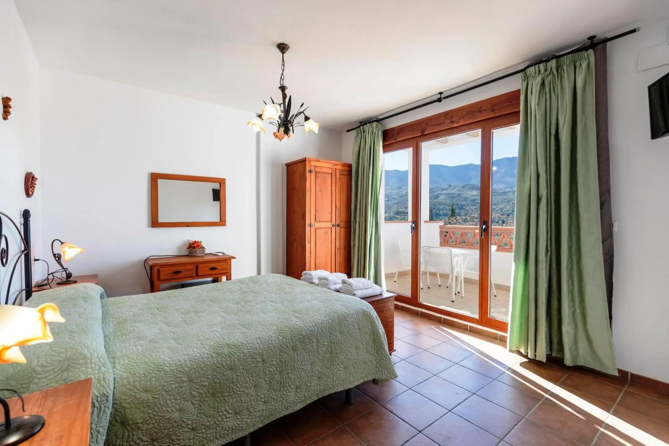 Family Room with Lake View in Hostal y Apartamento Rural Los Naranjos Family Room with Lake View in Hostal y Apartamento Rural Los Naranjos