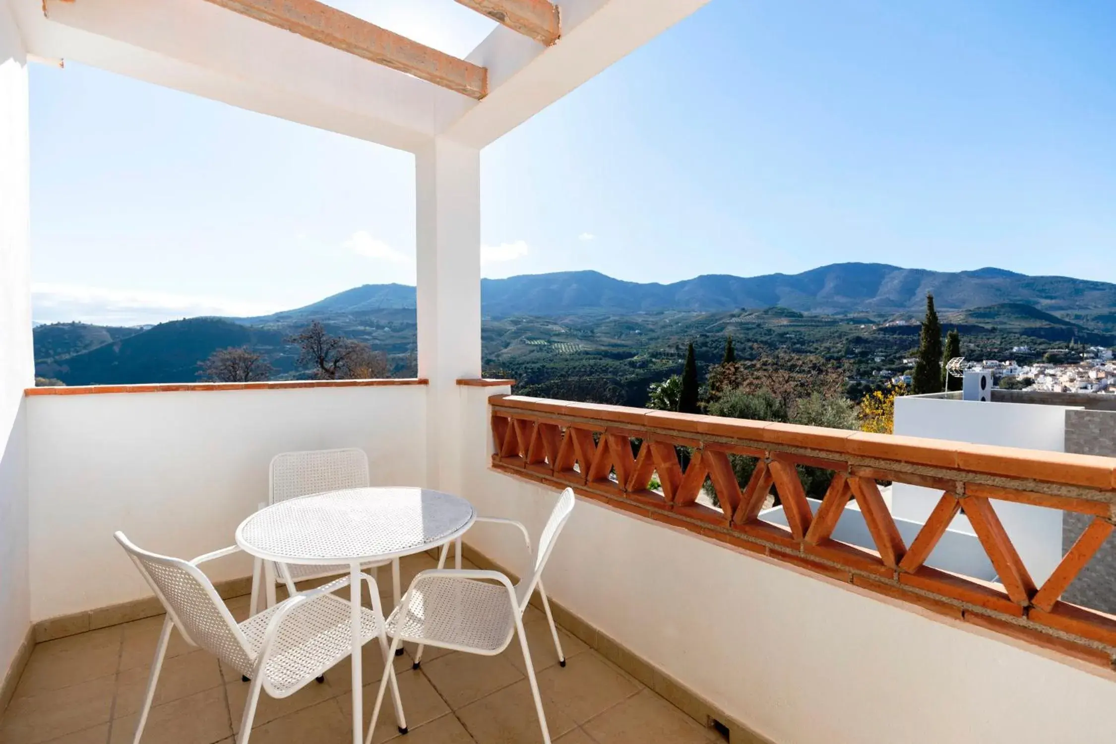 Family Room with Lake View in Hostal y Apartamento Rural Los Naranjos Family Room with Lake View in Hostal y Apartamento Rural Los Naranjos