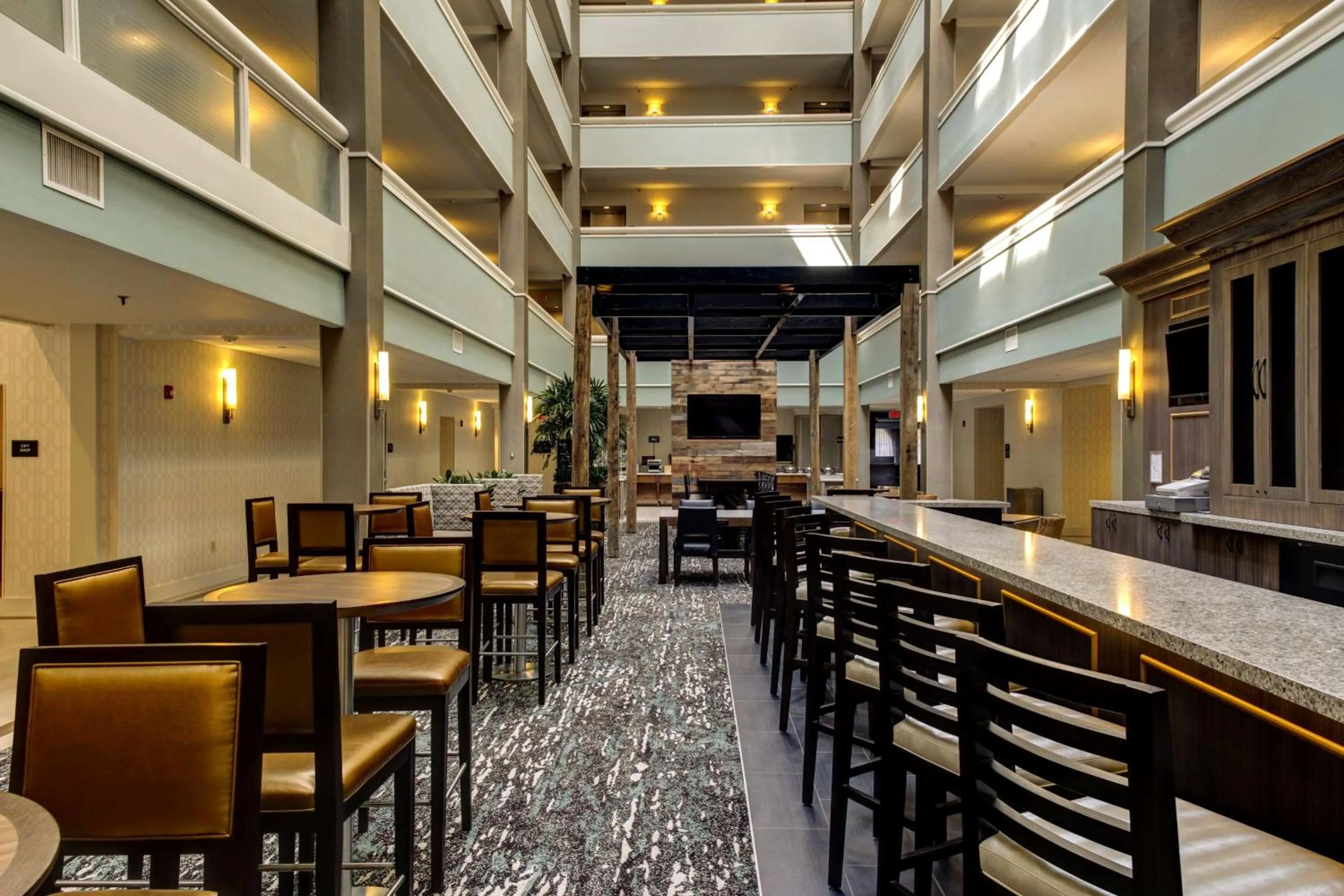 Lounge or bar in Embassy Suites Williamsburg