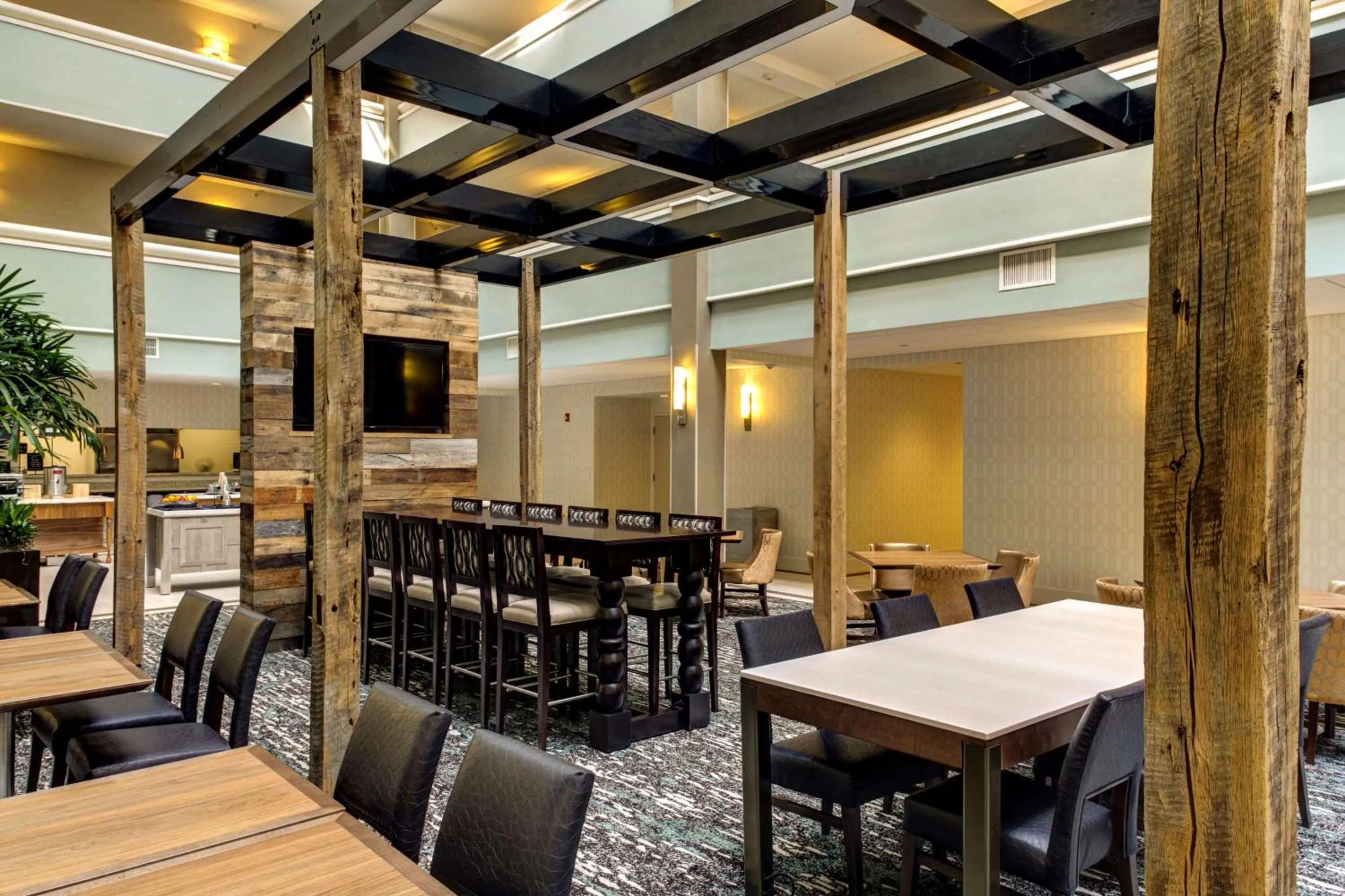 Restaurant/places to eat in Embassy Suites Williamsburg