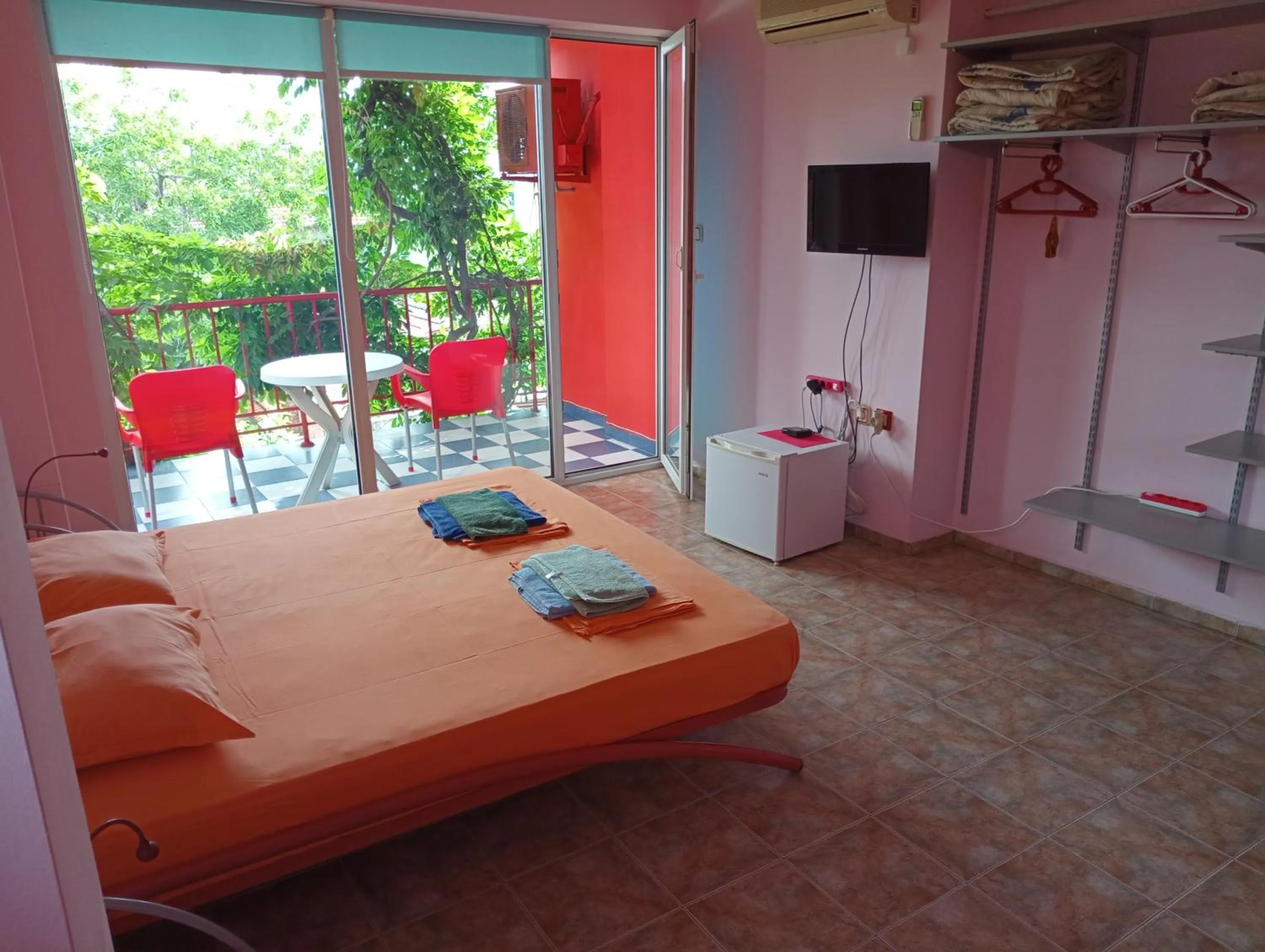 Balcony/Terrace, Bed in The Colourful Mansion Hotel