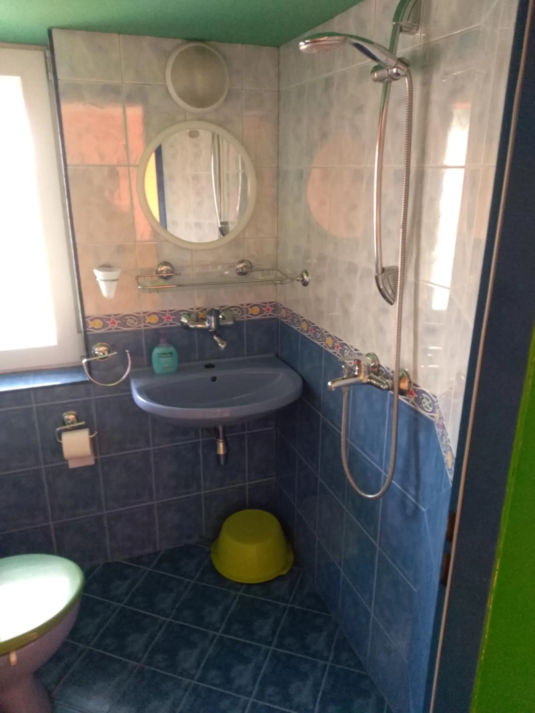 Shower in The Colourful Mansion Hotel