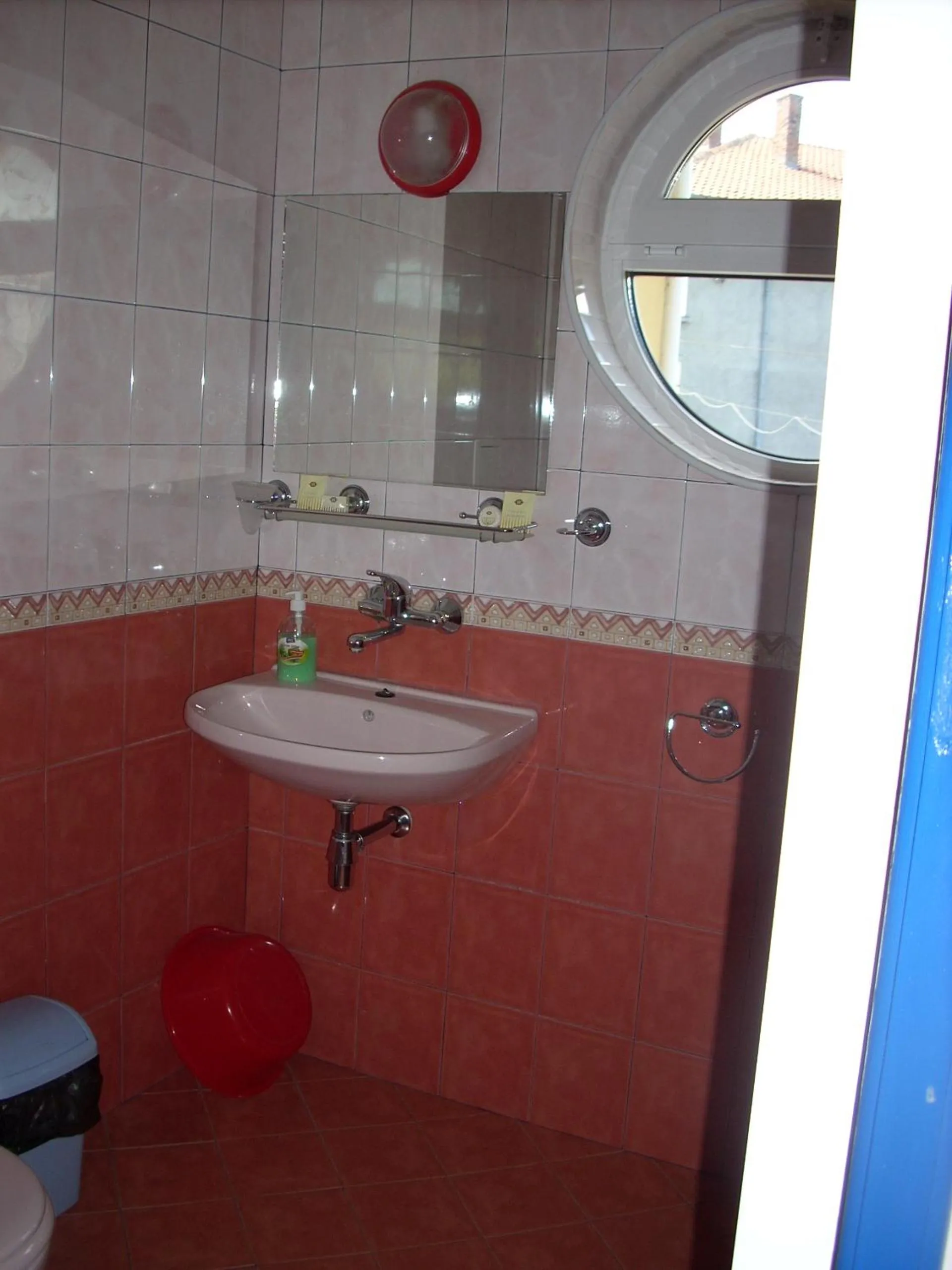 Shower in The Colourful Mansion Hotel