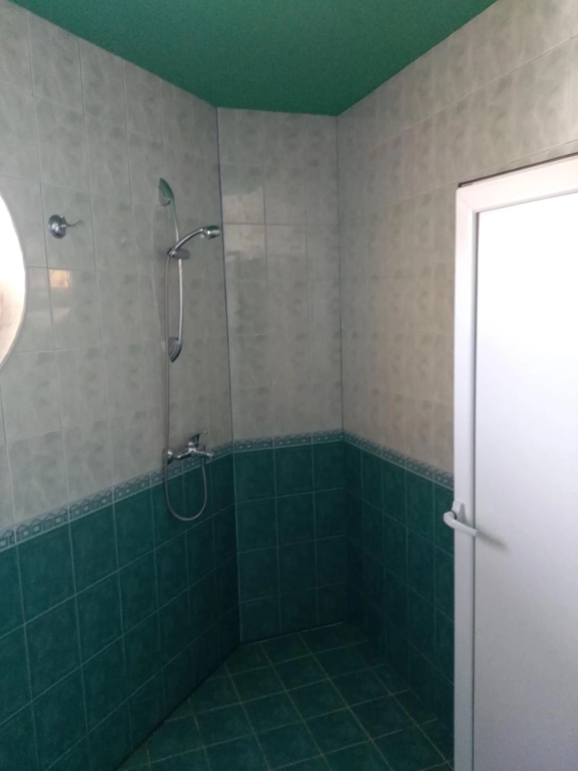 Shower in The Colourful Mansion Hotel