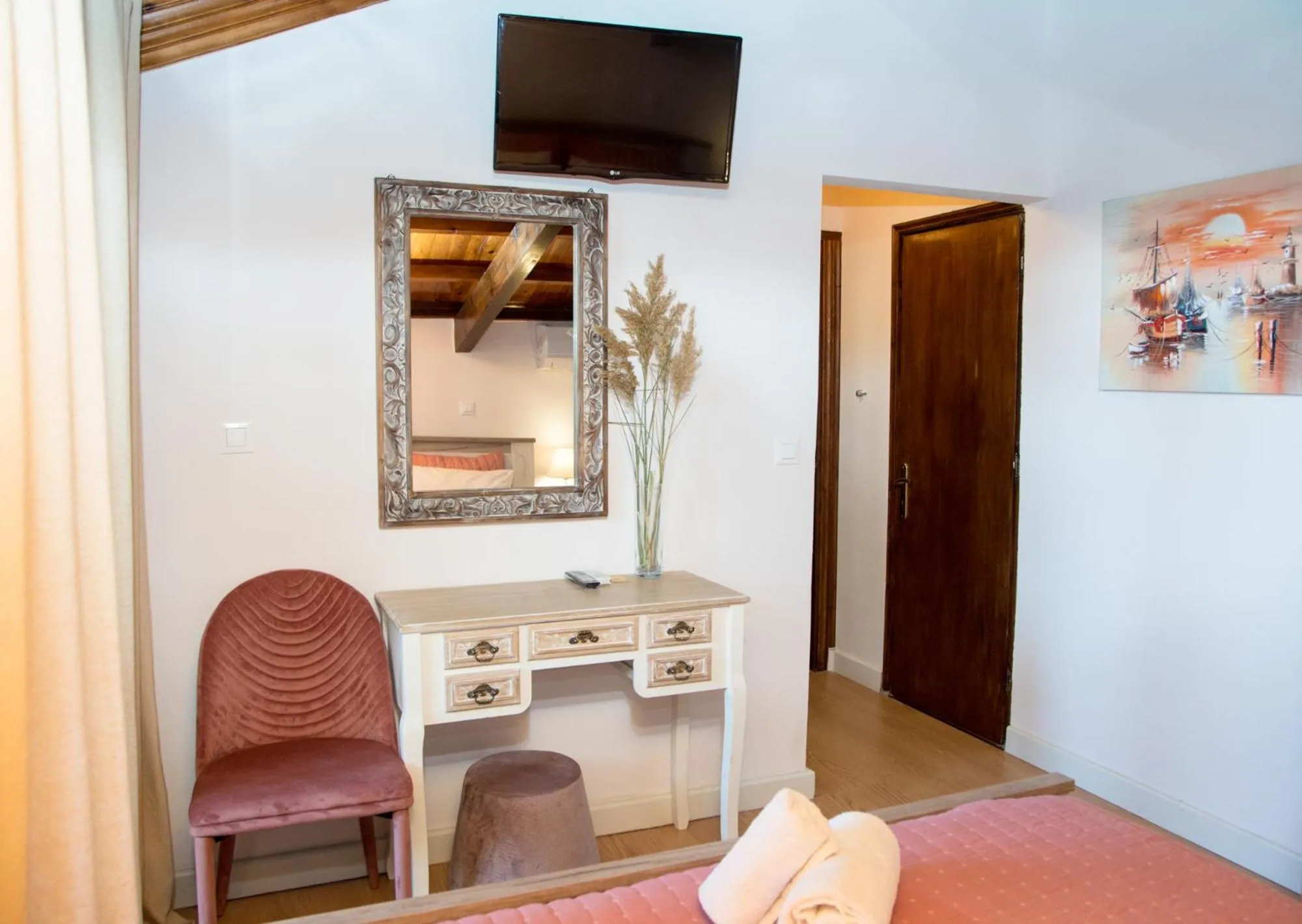 TV and multimedia, Bed in Arxontiko Hotel