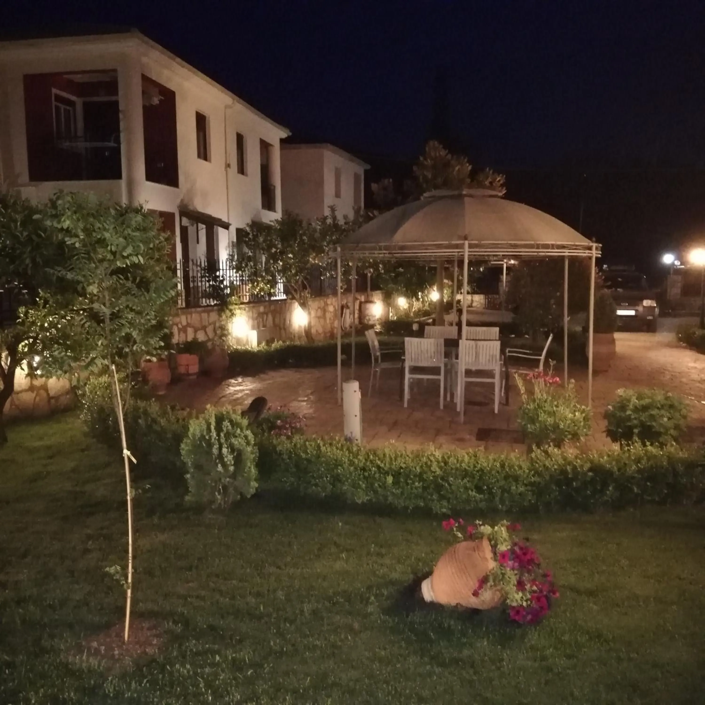 Garden in Delphin Rooms Sivota