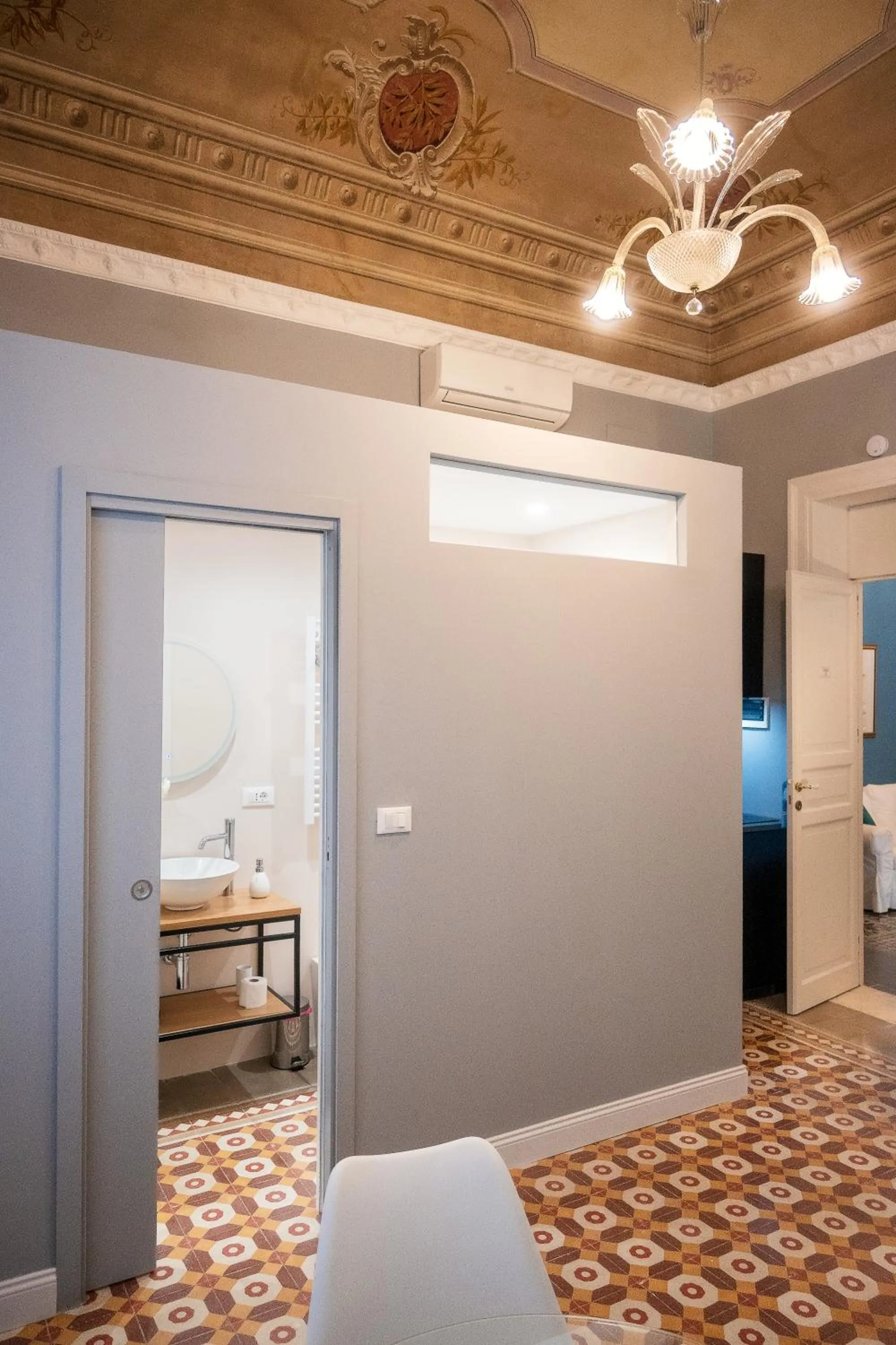 Photo of the whole room, Bed in casa mo room and suite