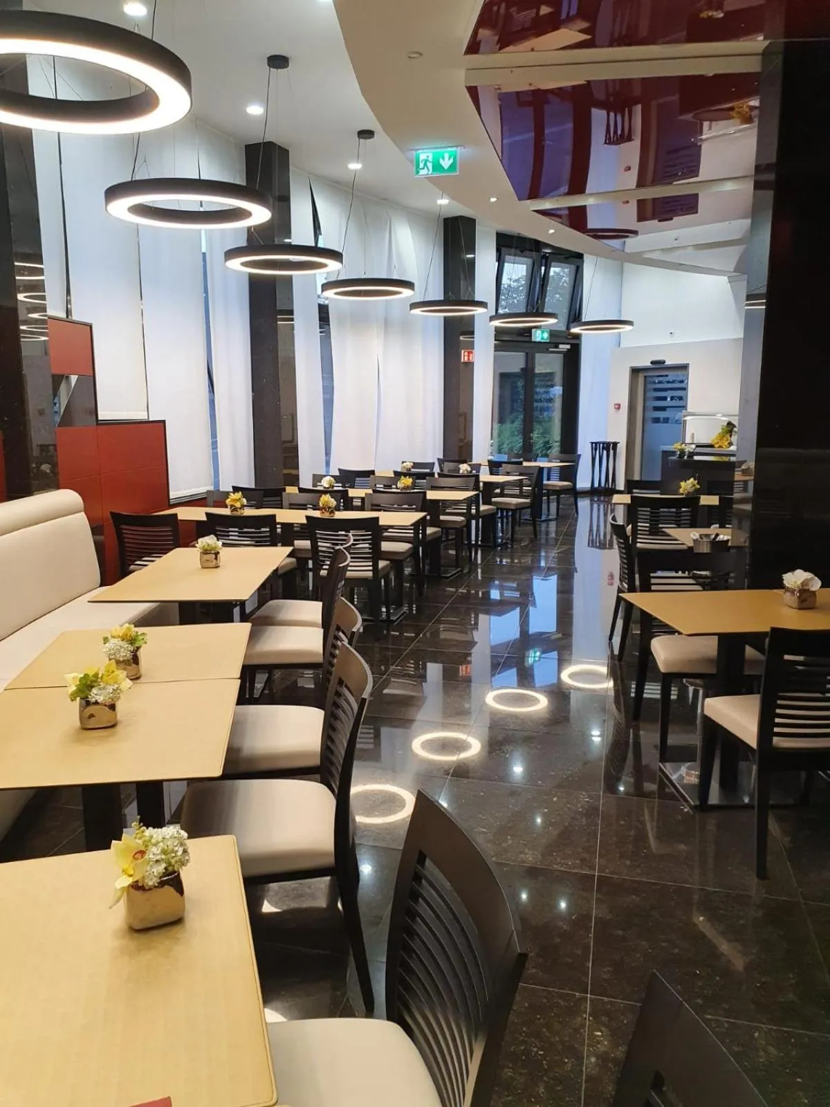 Restaurant/places to eat in Nash Suites Airport Hotel