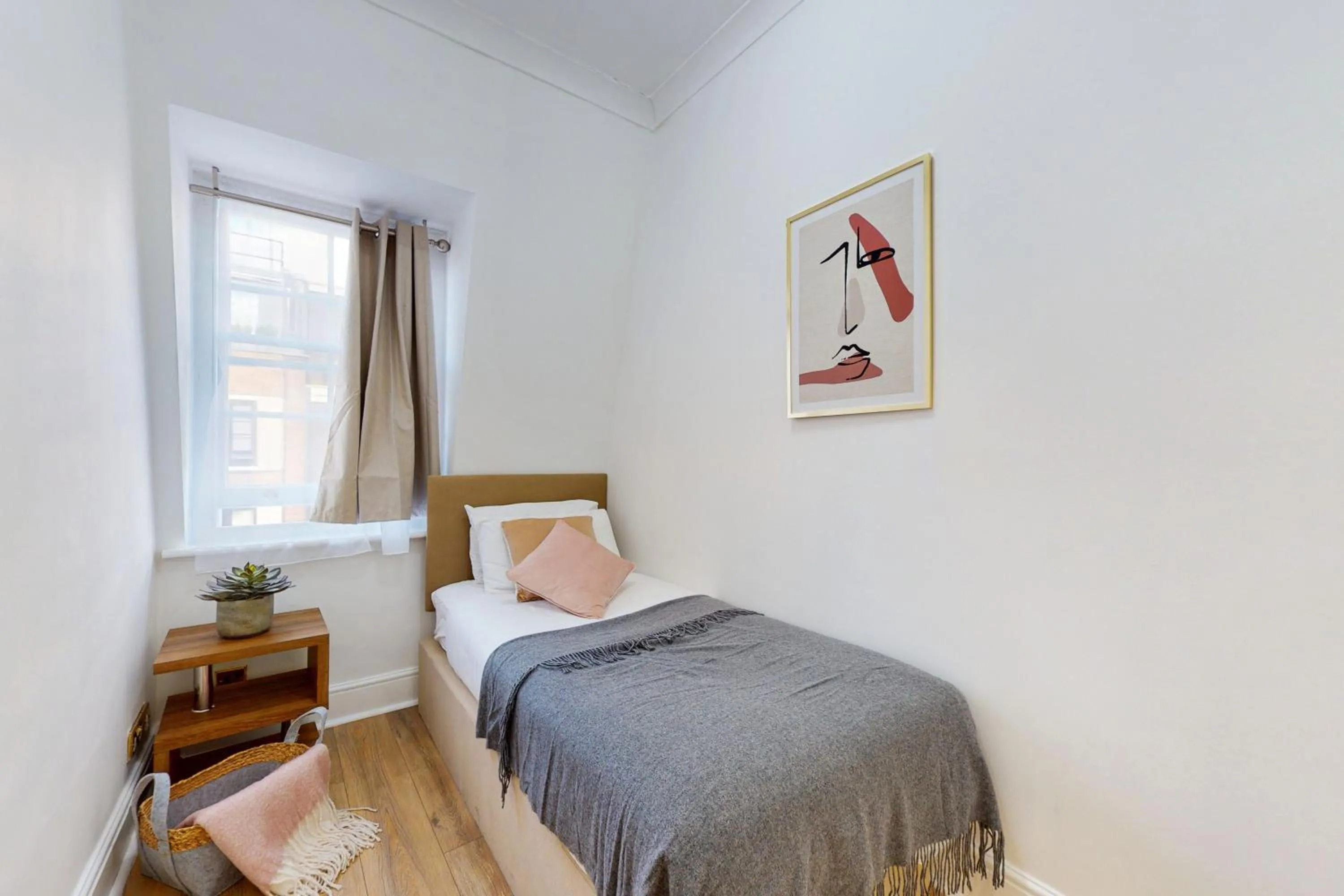 Bed in Park Lane Apartments - Clarges Street