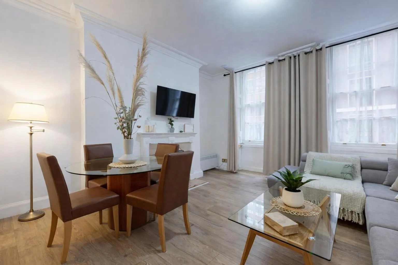 Living room in Park Lane Apartments - Clarges Street
