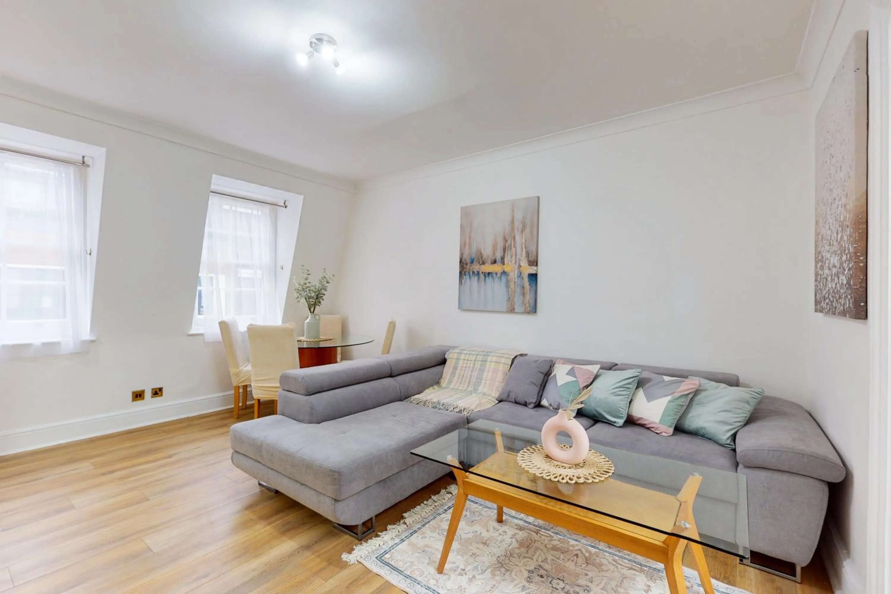 Two-Bedroom Apartment with Balcony in Park Lane Apartments - Clarges Street