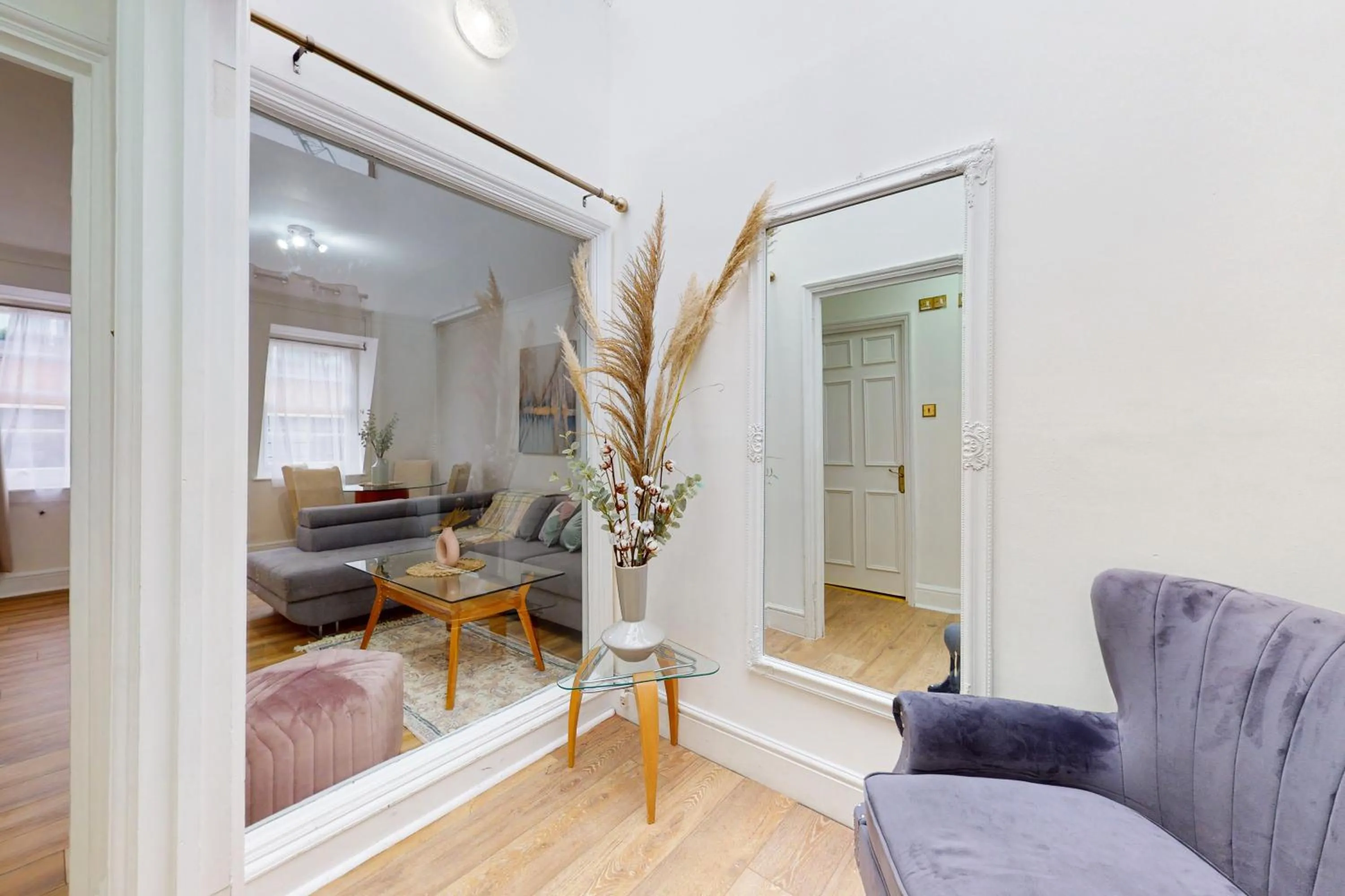 Living room in Park Lane Apartments - Clarges Street