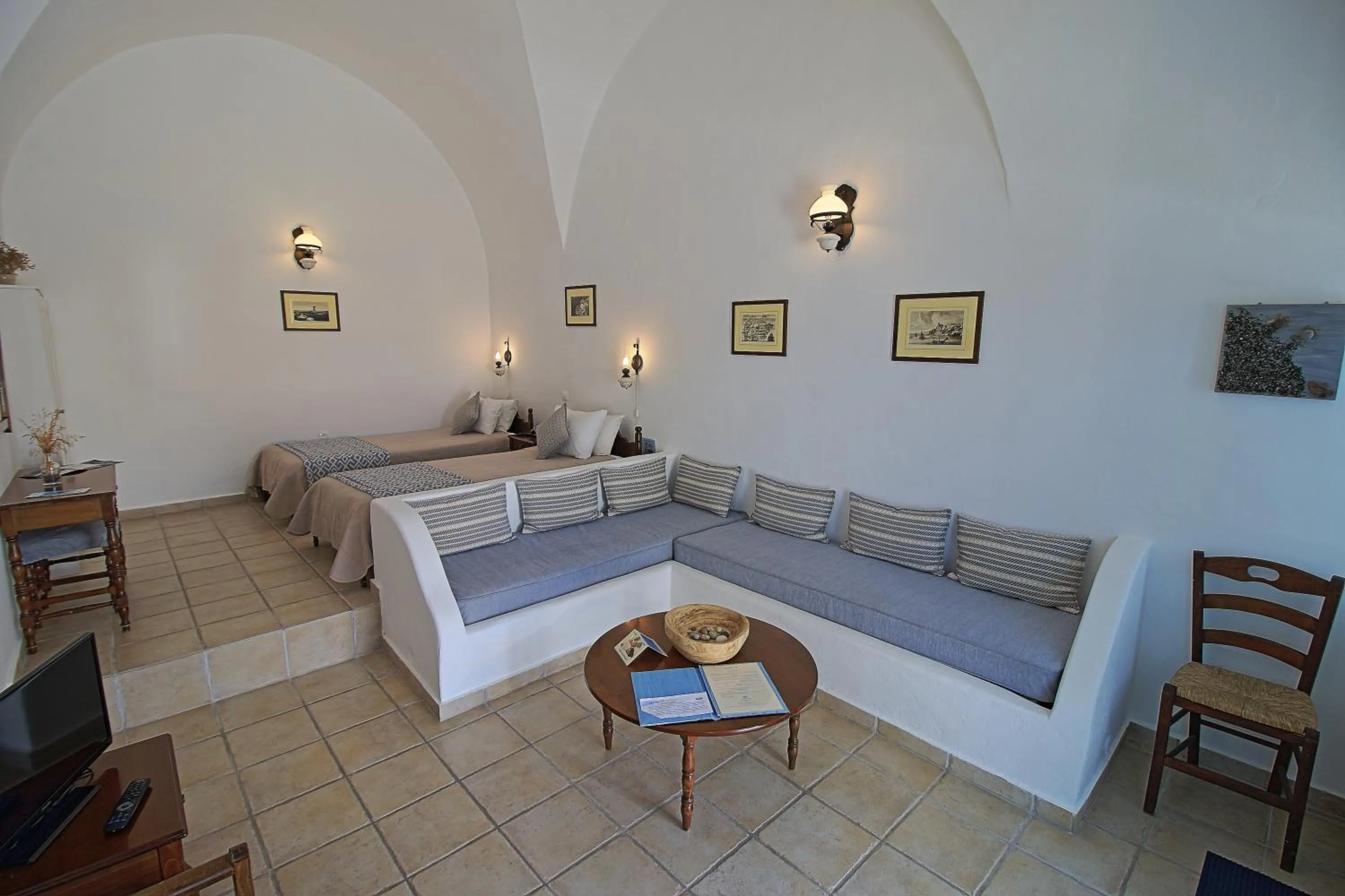 Photo of the whole room, Bed in Aethrio Sunset Village - Oia