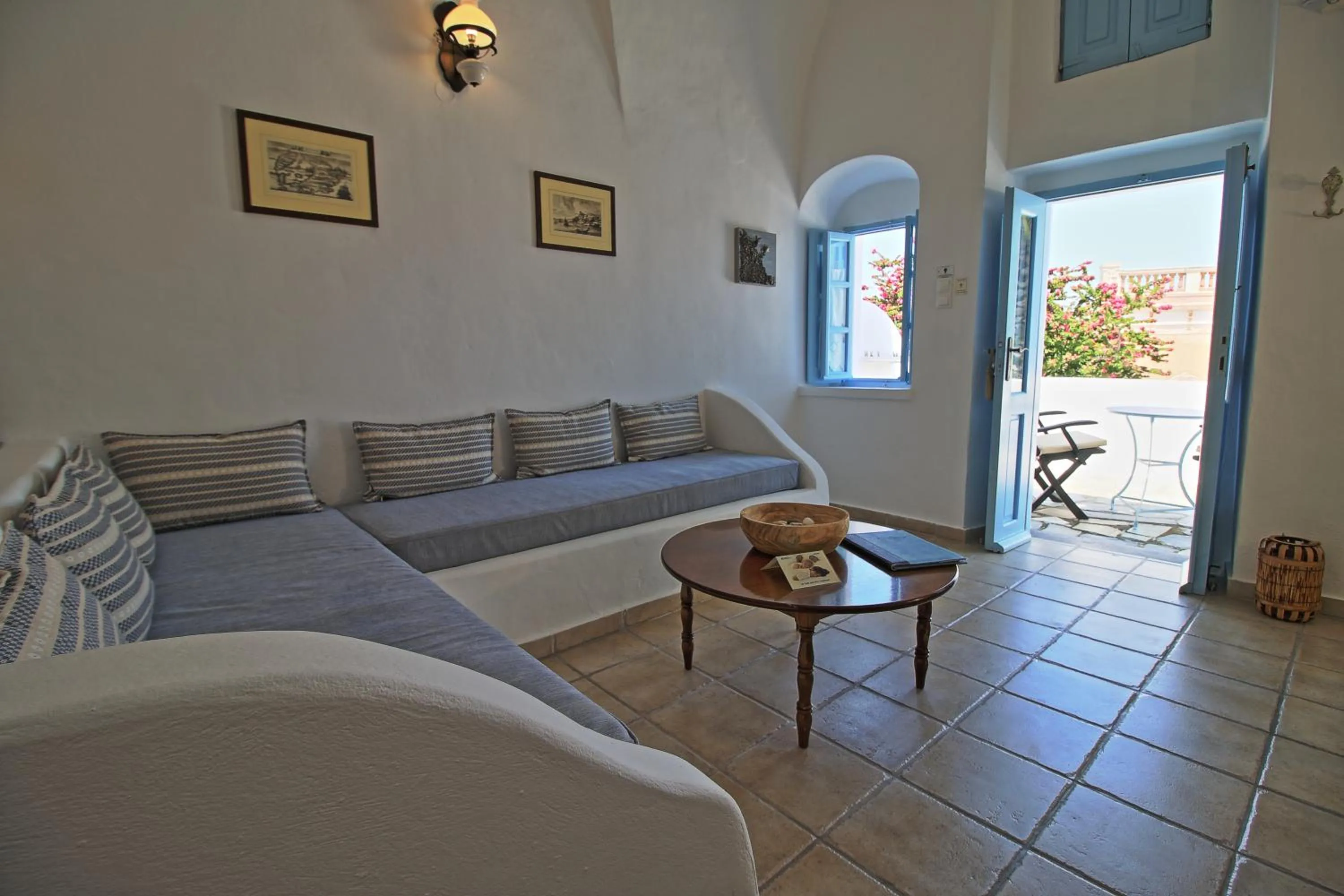 Living room in Aethrio Sunset Village - Oia