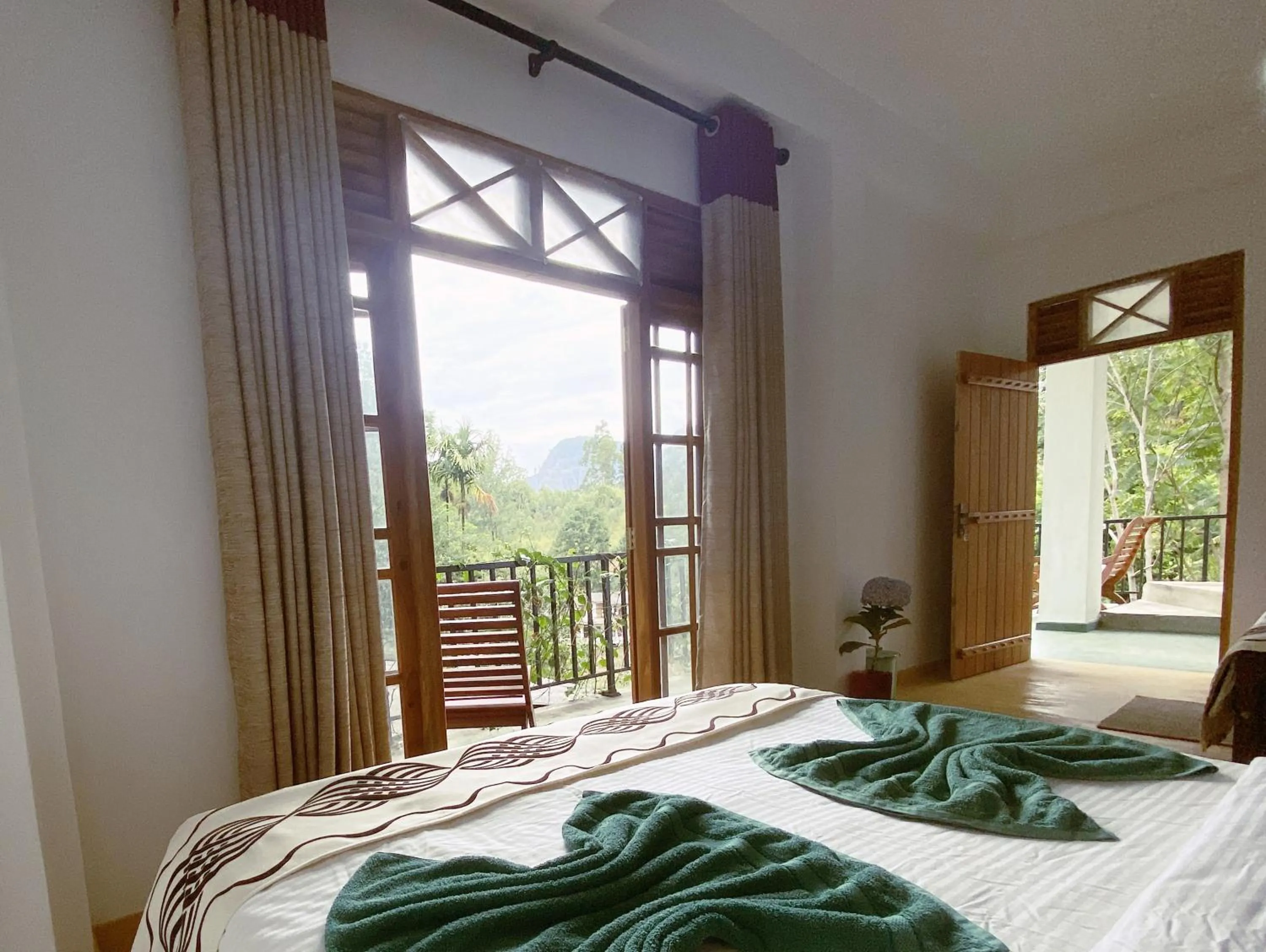 Mountain view, Bed in Misty Elegance - Ella.