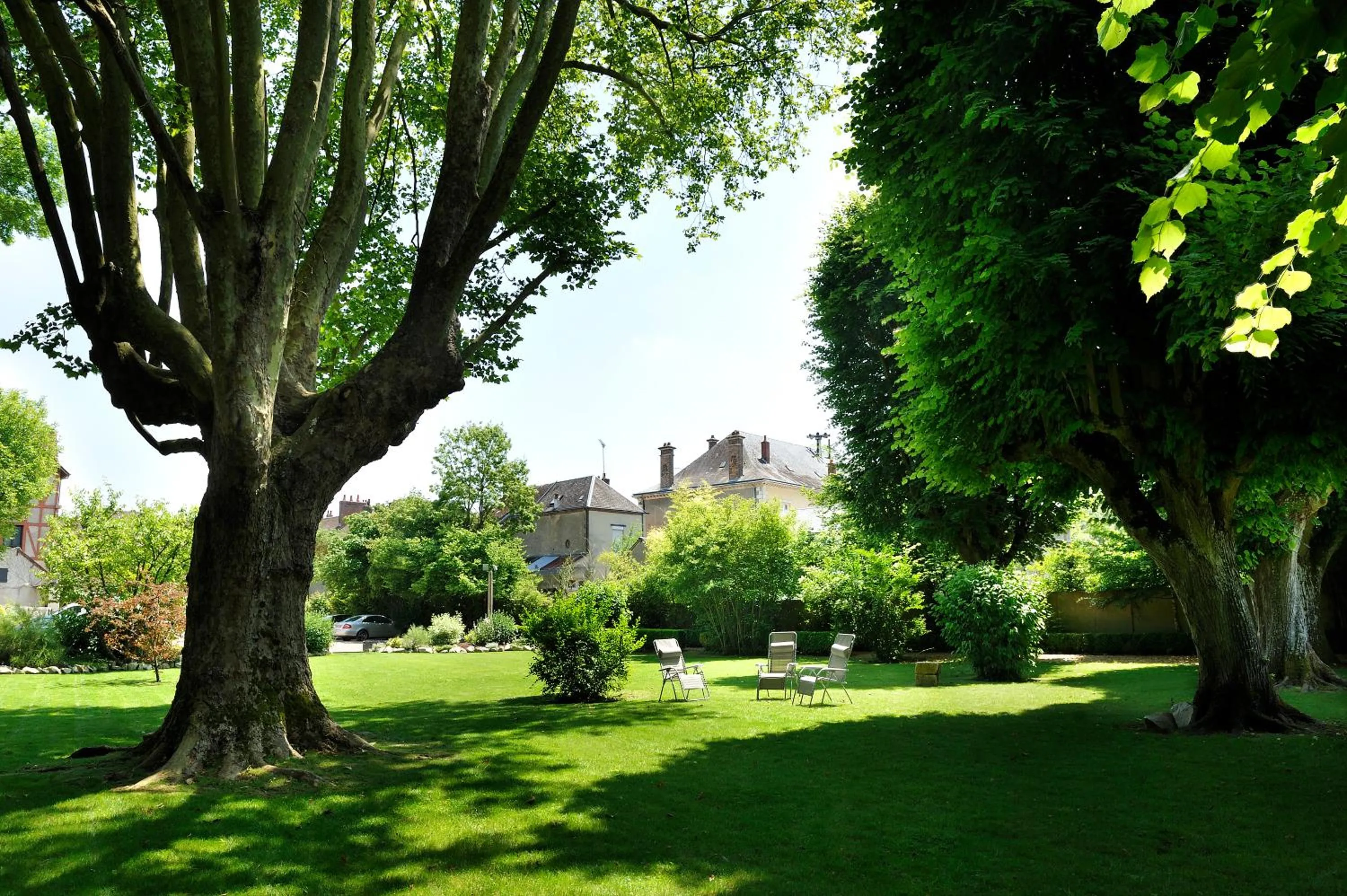 Garden in Logis Hotels Restaurant le SAINT-JACQUES -Cloyes les 3 Rivieres