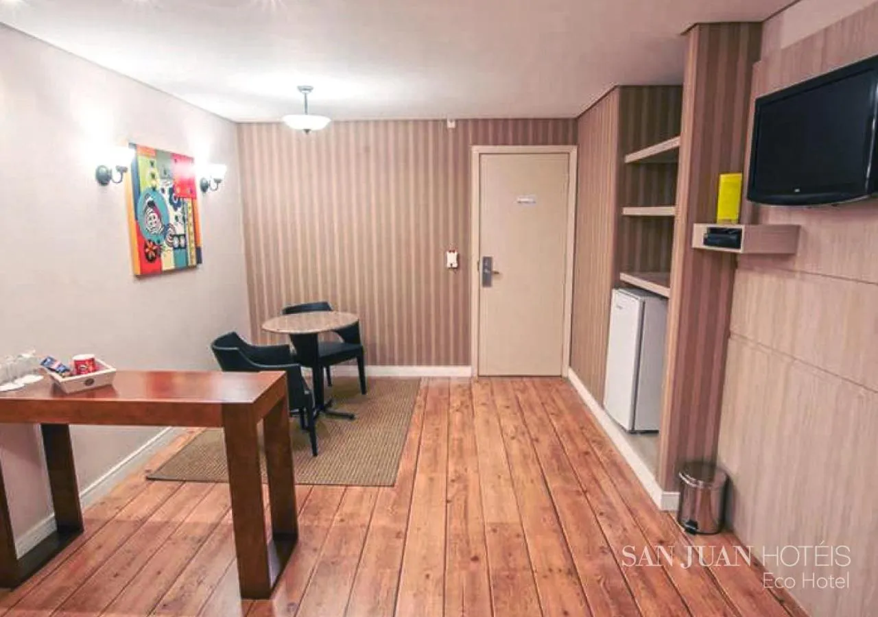 Communal lounge/ TV room in Complexo Eco Cataratas Resort by SJ