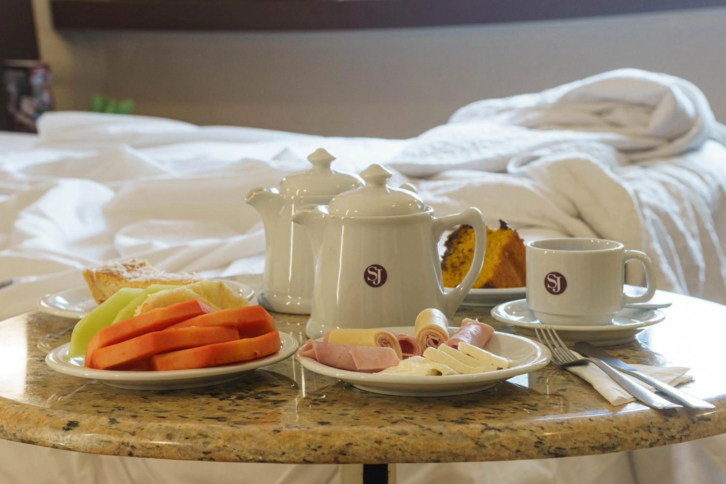 Food and drinks, Bed in SJ Business - San Juan São Paulo