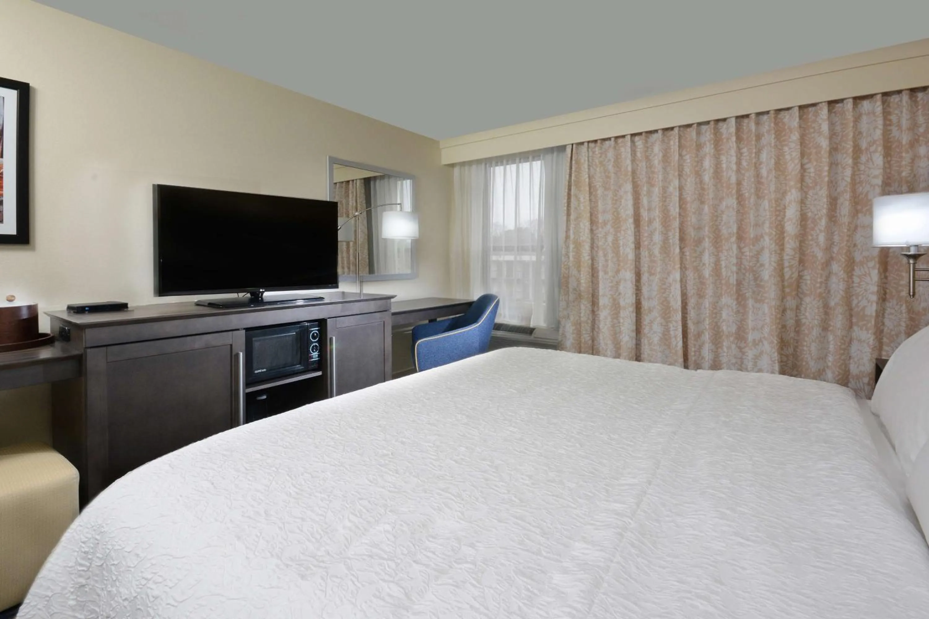 Bedroom, Bed in Hampton Inn Roxboro