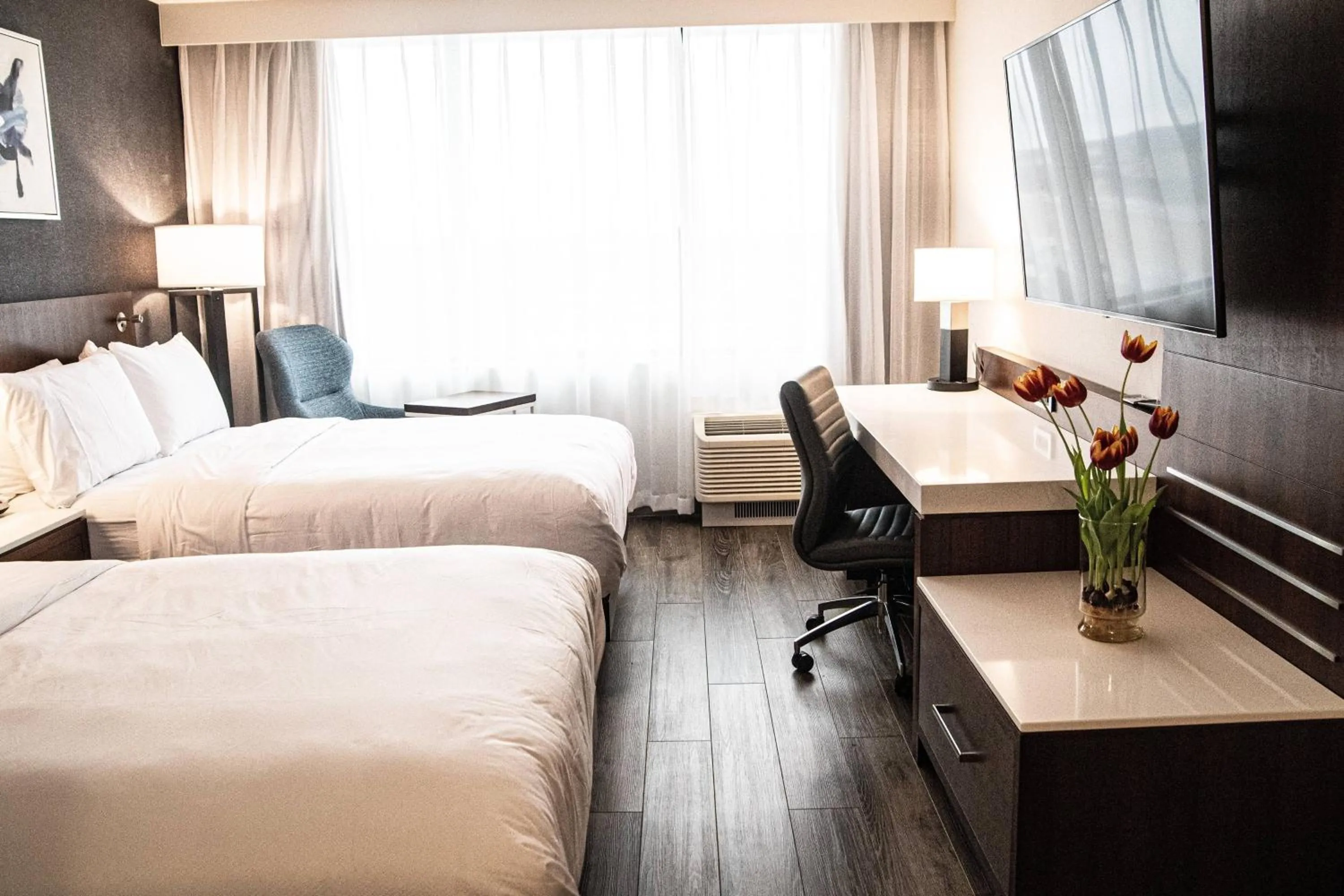 Photo of the whole room, Bed in Delta Hotels by Marriott Cincinnati Sharonville