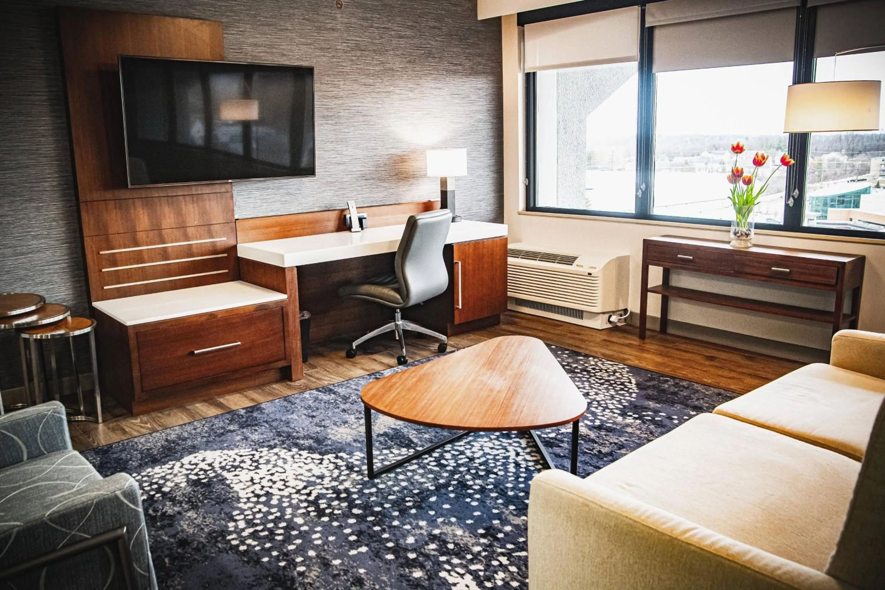 Living room in Delta Hotels by Marriott Cincinnati Sharonville