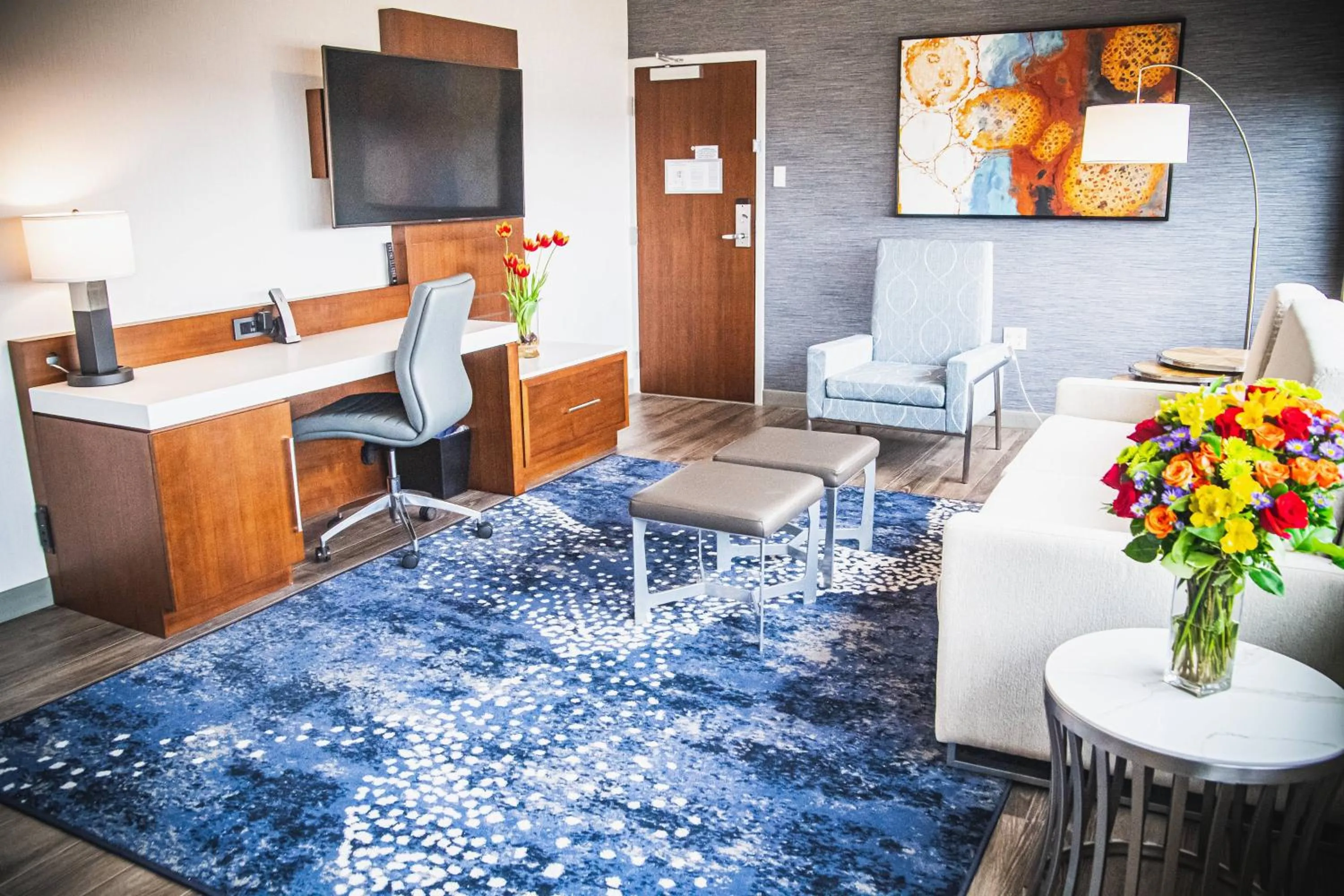 Living room in Delta Hotels by Marriott Cincinnati Sharonville