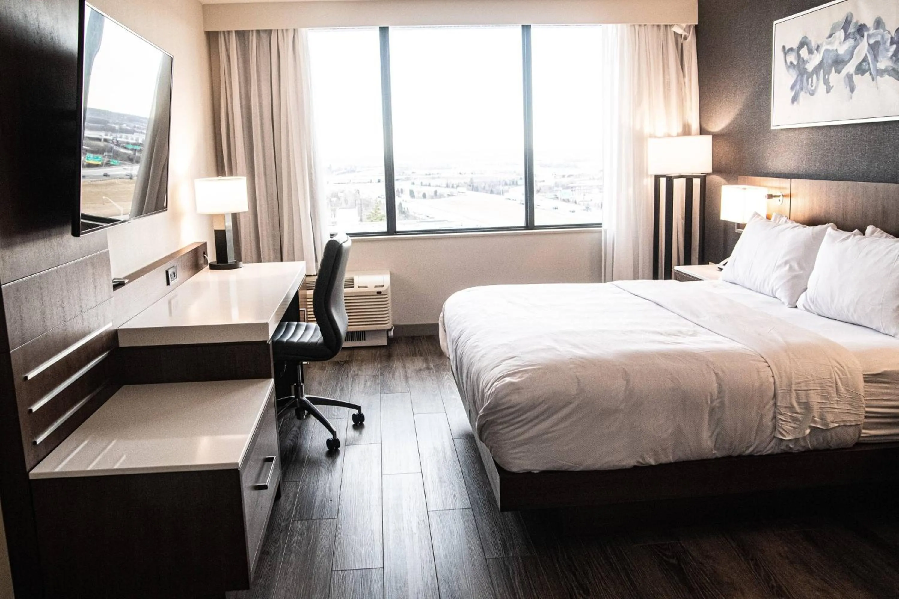 Photo of the whole room, Bed in Delta Hotels by Marriott Cincinnati Sharonville