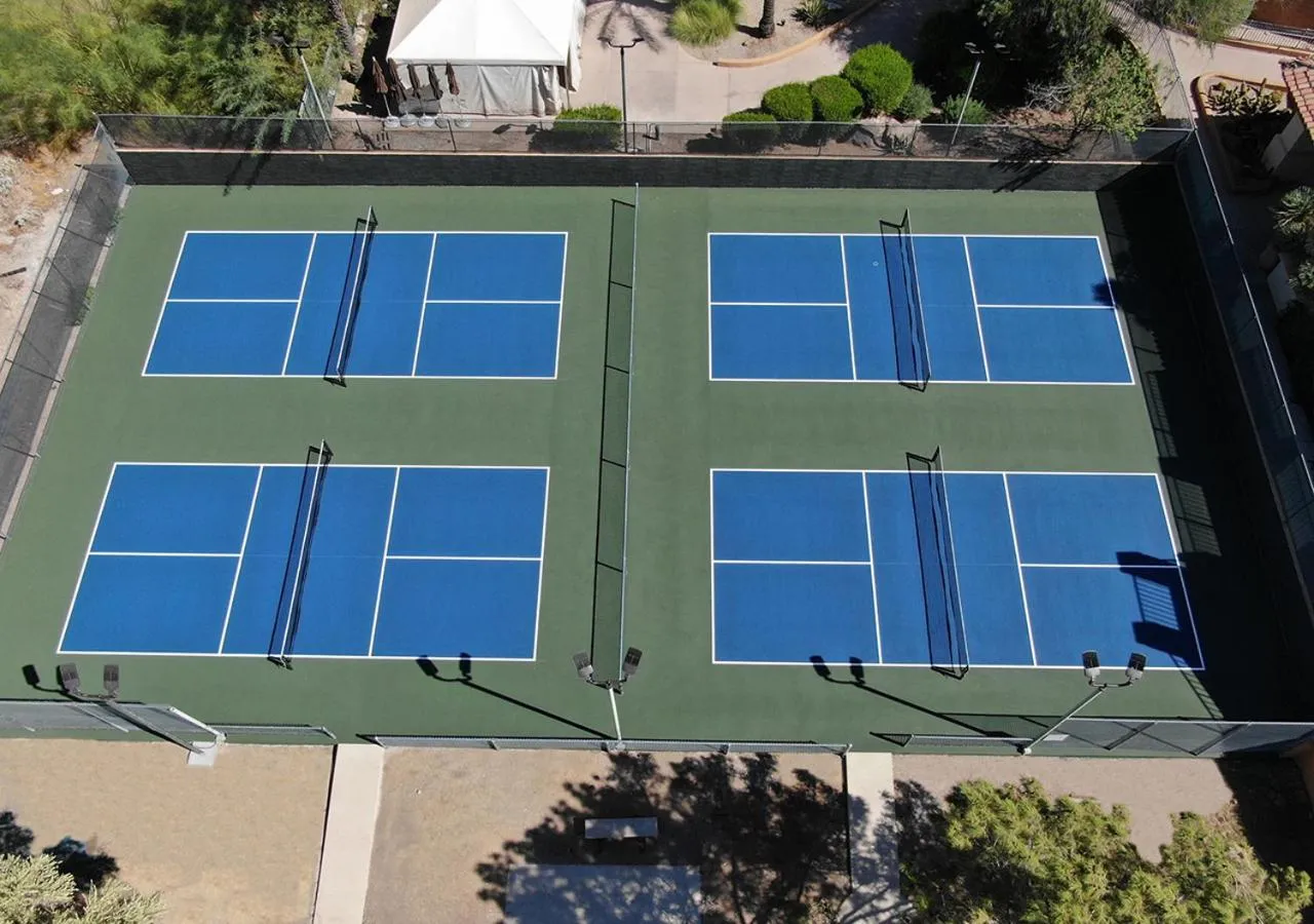 Tennis court in Hilton Phoenix Tapatio Cliffs Resort