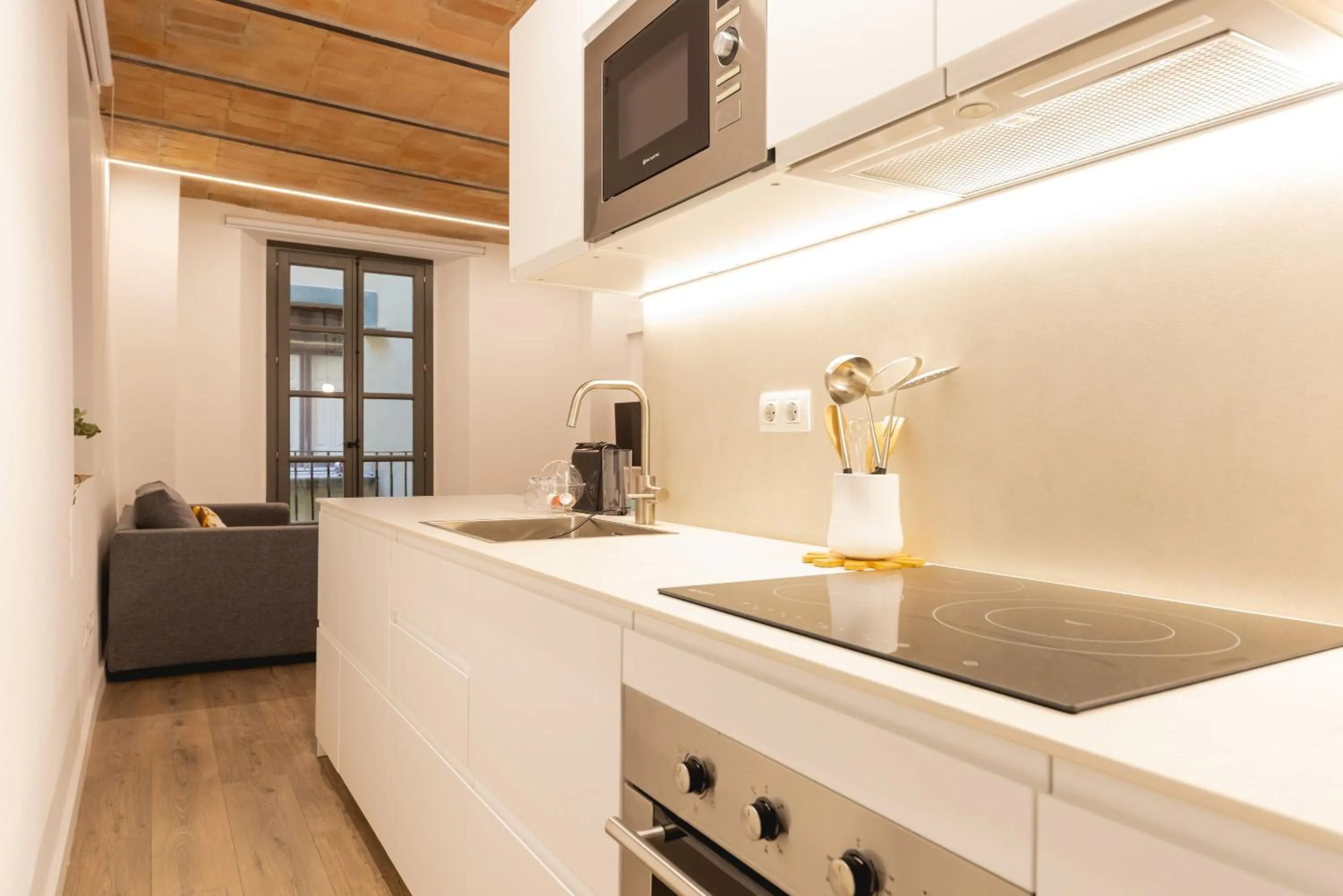 Kitchen or kitchenette in Bravissimo Cort Reial Entresol A