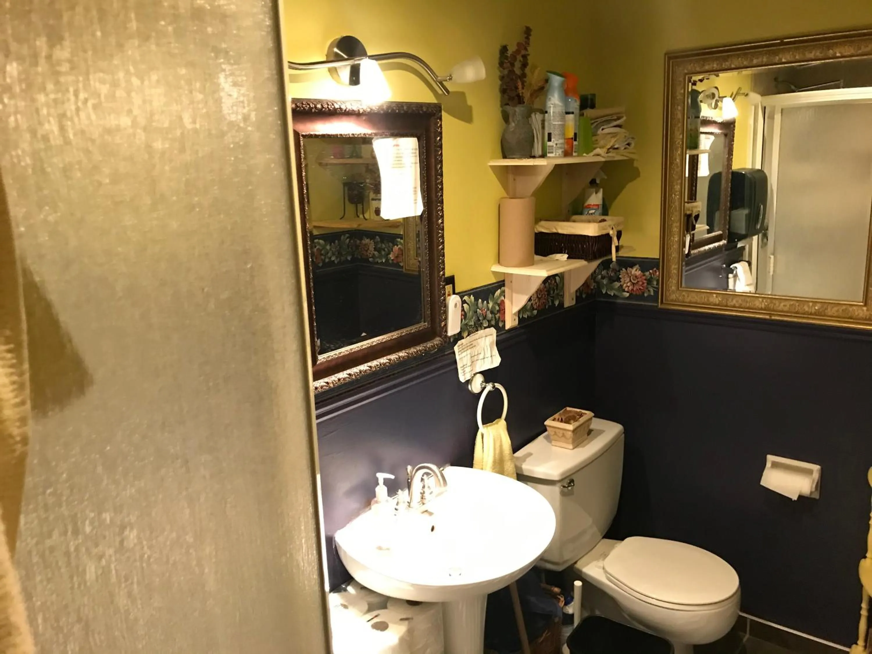 Bathroom in Repos & Manna Downtown Montréal