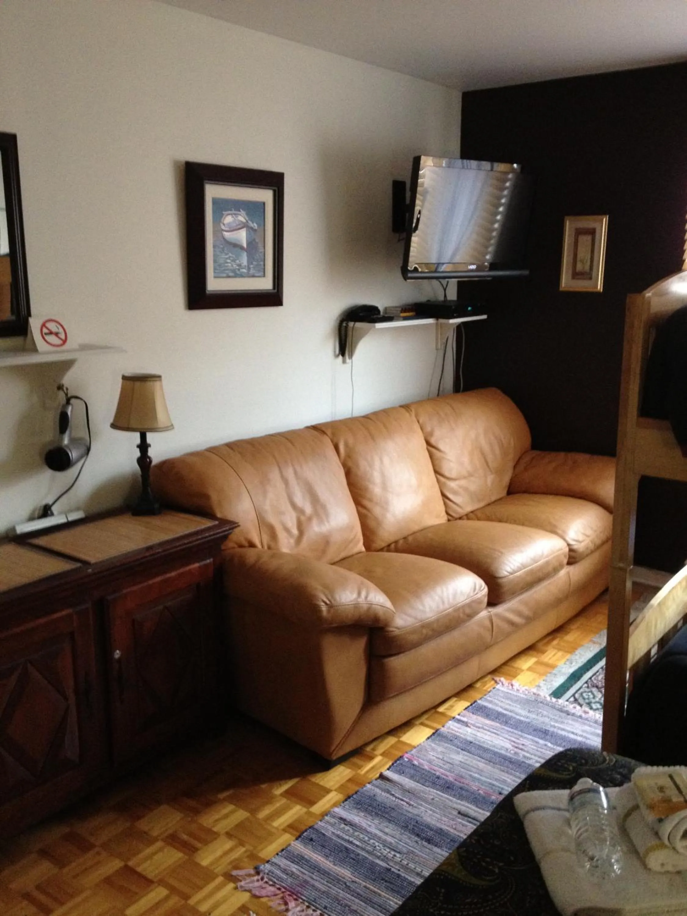 Seating area in Repos & Manna Downtown Montréal