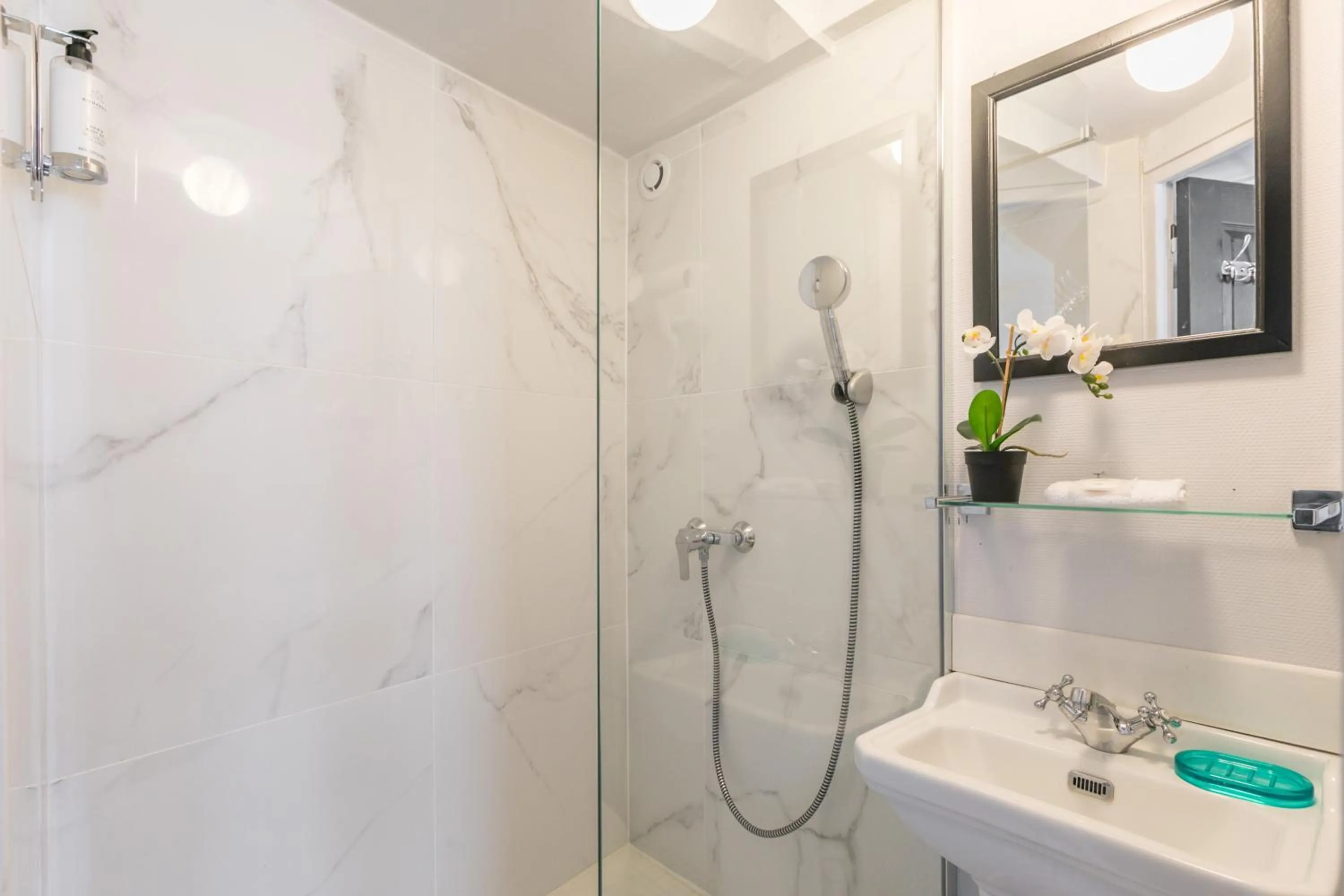 Shower in WS Opéra - Vendôme