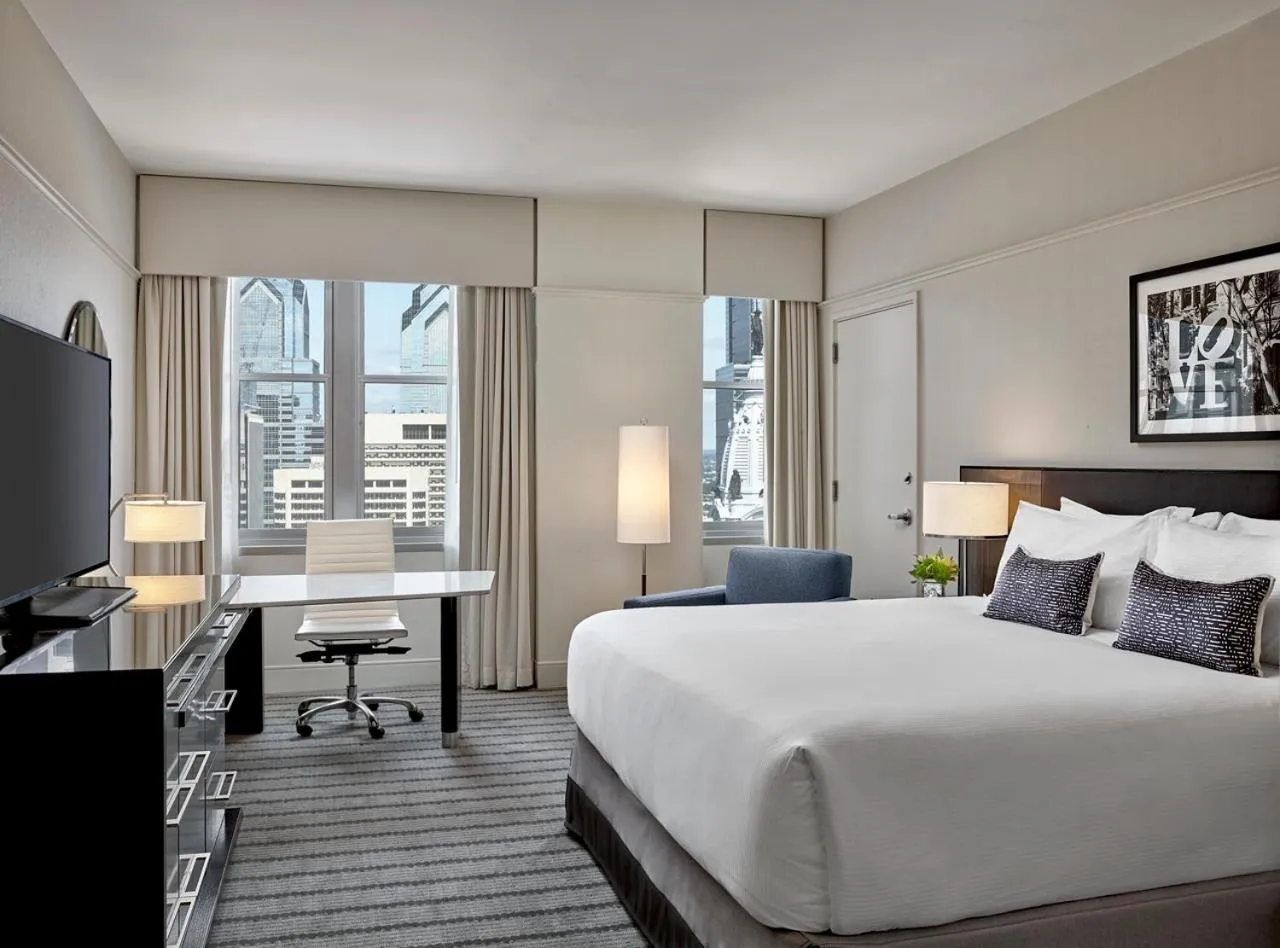 Bedroom, Bed in Loews Philadelphia Hotel