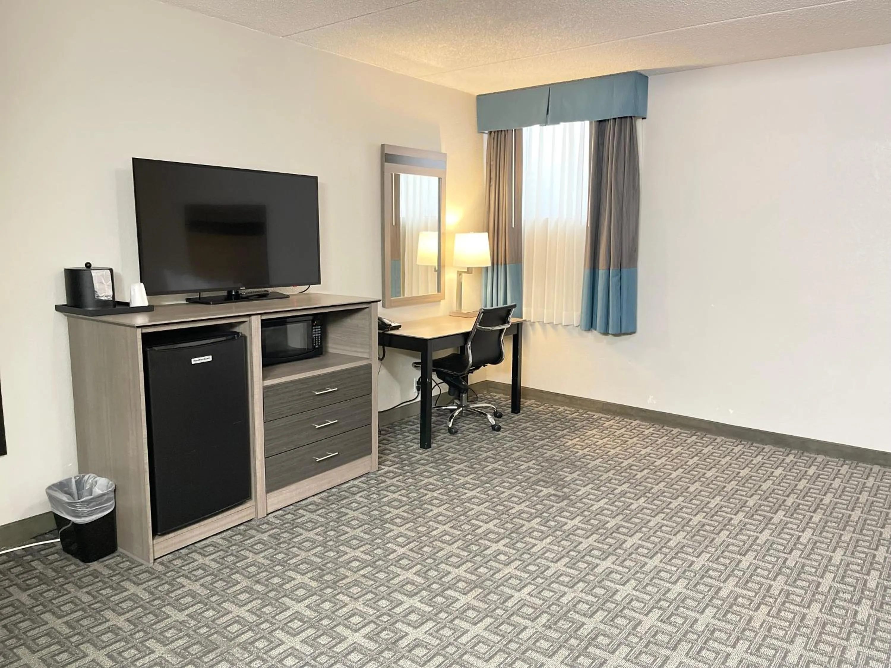 TV and multimedia in Days Inn & Suites by Wyndham Spokane