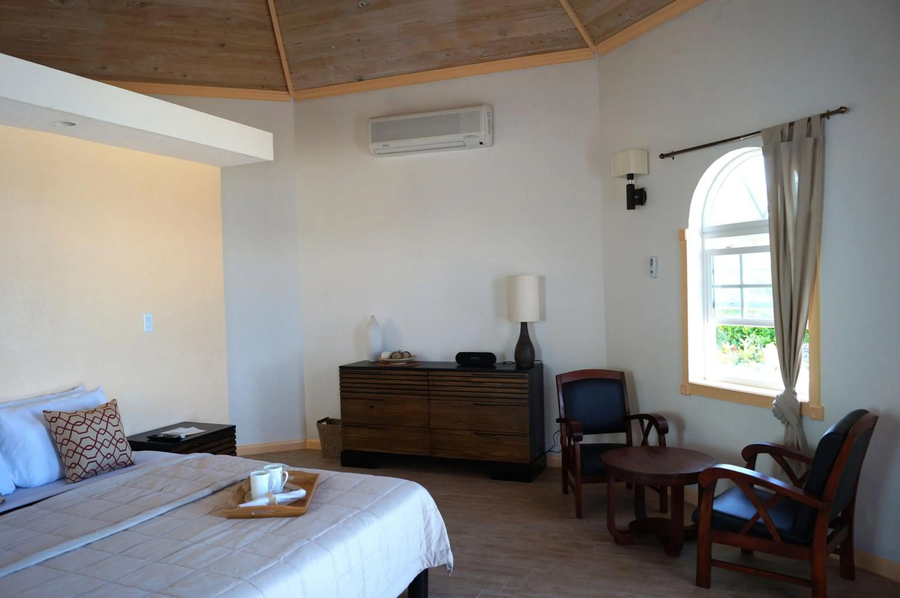 Photo of the whole room, Bed in Paradise Bay Bahamas