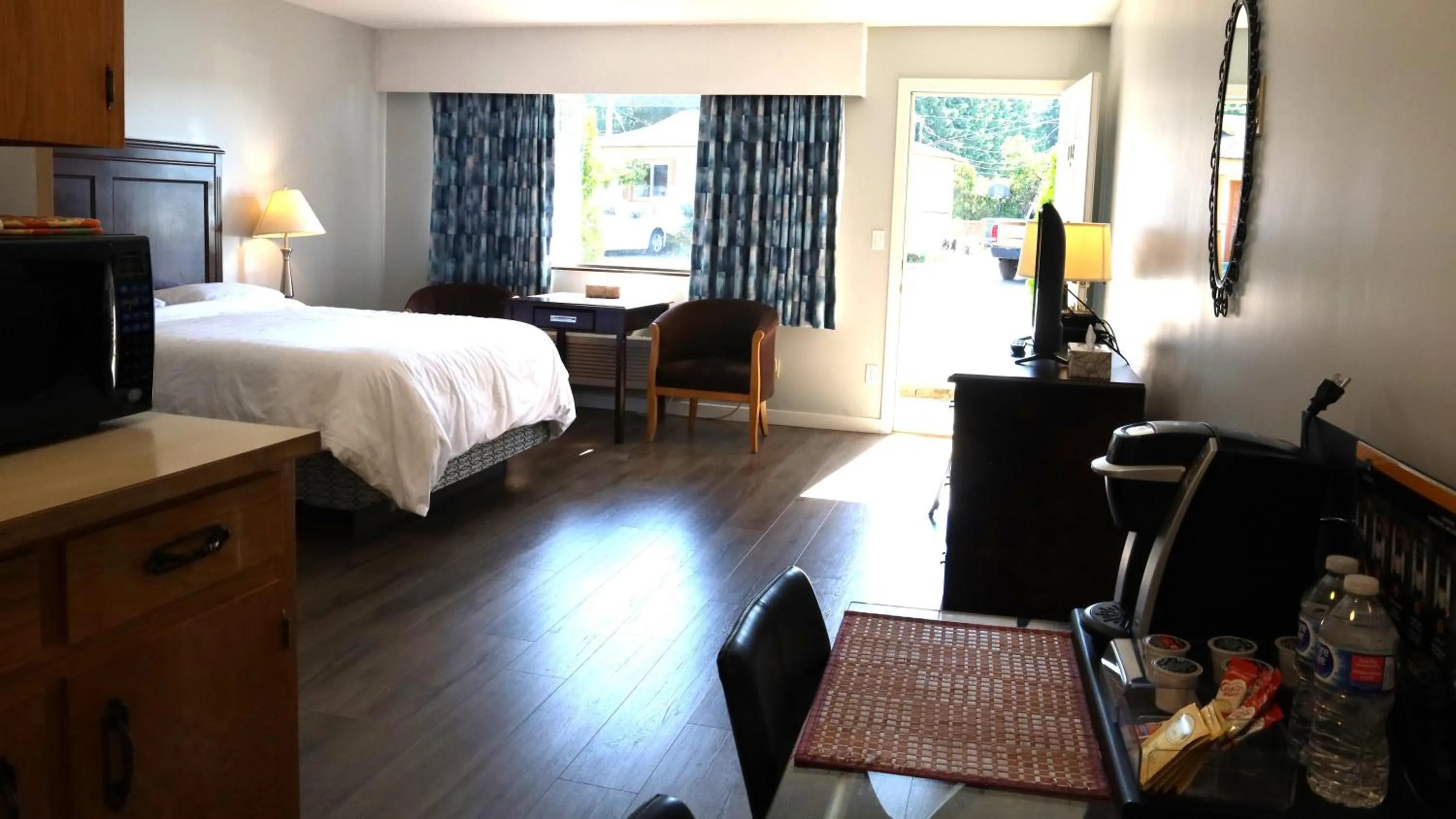 Bed in Skylite Motel